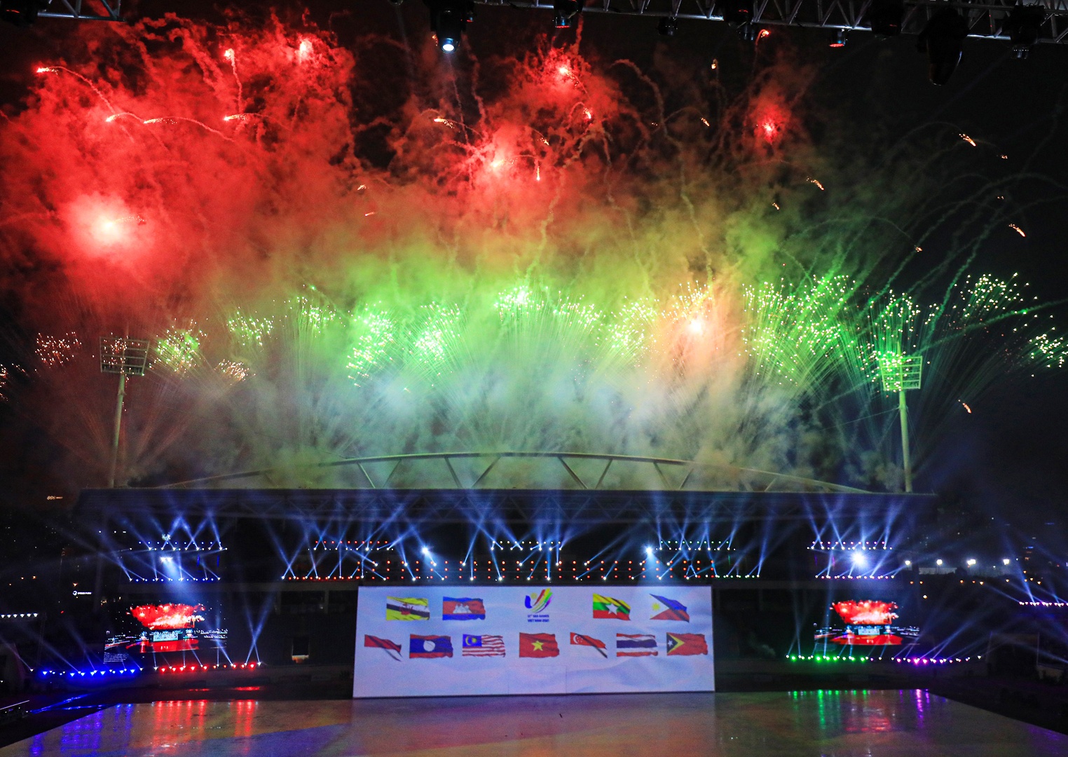 M&agrave;n ph&aacute;o hoa rực rỡ ch&agrave;o mừng đại hội thể thao lớn nhất khu vực Đ&ocirc;ng Nam &Aacute; được bắn l&ecirc;n quanh SVĐ Mỹ Đ&igrave;nh.