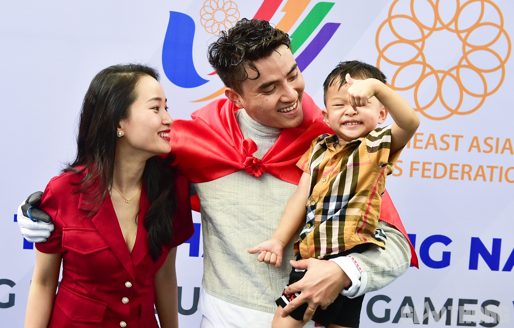 B&agrave; x&atilde; Nguyễn T&uacute; Anh của kiếm thủ Vũ Th&agrave;nh An cũng c&oacute; mặt từ sớm để động vi&ecirc;n, cổ vũ chồng. "Gi&acirc;y ph&uacute;t n&agrave;y, t&ocirc;i chỉ muốn n&oacute;i rằng anh đ&atilde; l&agrave;m được. H&atilde;y tiếp tục vững bước tr&ecirc;n chặng đường tương lai anh nh&eacute;", chị T&uacute; Anh b&agrave;y tỏ.