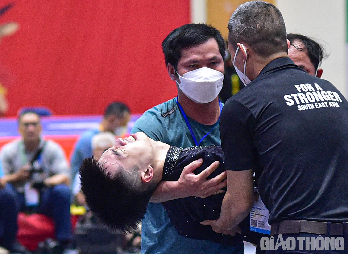 HLV Nguyễn Văn Chương của đội wushu Việt Nam cho biết, trong việc tập luyện thi đấu đỉnh cao, chấn thương l&agrave; điều kh&oacute; tr&aacute;nh khỏi. Văn Phương đ&atilde; bị ảnh hưởng từ chấn thương trước đ&oacute; v&agrave; cũng bị đau trong l&uacute;c khởi động trước khi thi đấu nhưng vẫn cố gắng thực hiện b&agrave;i thi của m&igrave;nh.