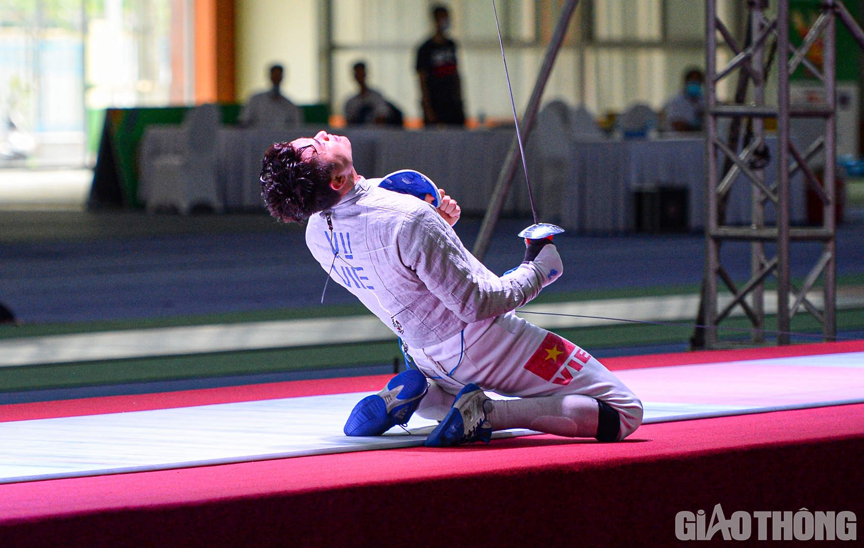 Ở khoảnh khắc cuối c&ugrave;ng, Vũ Th&agrave;nh An quỳ gối ăn mừng trong niềm sung sướng tột c&ugrave;ng. Đ&acirc;y cũng l&agrave; lần thứ 4 li&ecirc;n tiếp kiếm thủ n&agrave;y v&ocirc; địch nội dung tại SEA Games.