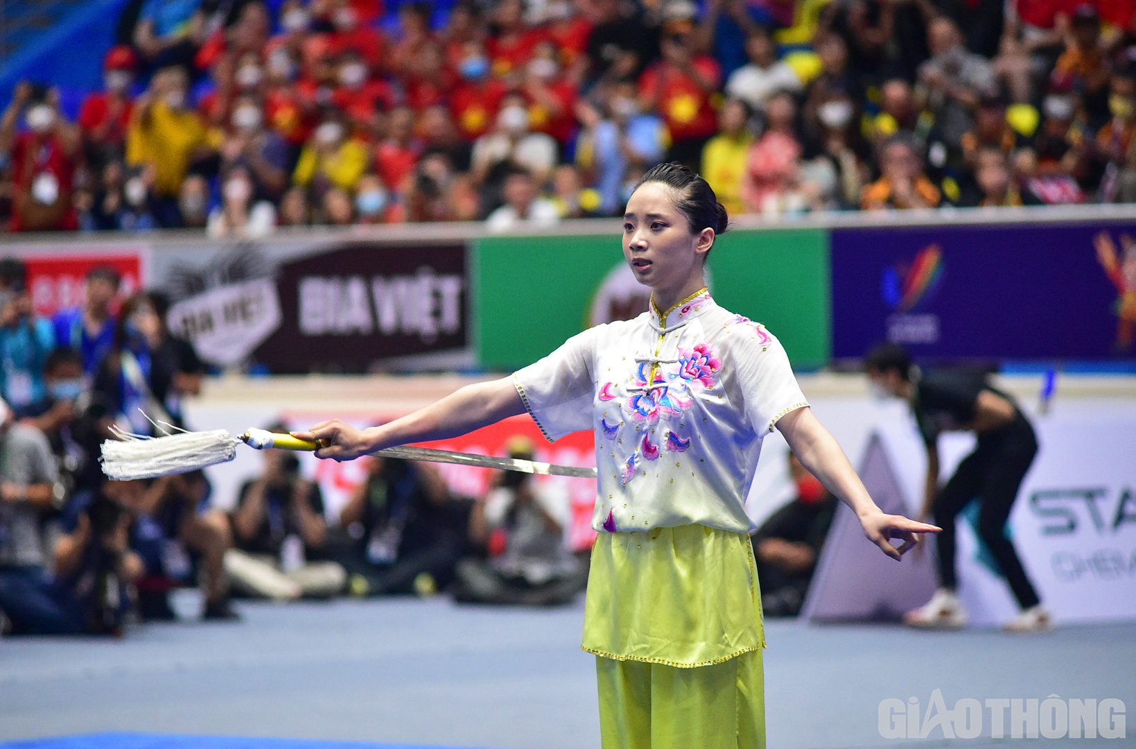 Trước đ&oacute;, c&ocirc; g&aacute;i v&agrave;ng Wushu đ&atilde; nỗ lực &ldquo;chạy đua&rdquo; với thời gian để c&oacute; thể tỏa s&aacute;ng ở kỳ SEA Games tr&ecirc;n s&acirc;n nh&agrave;.