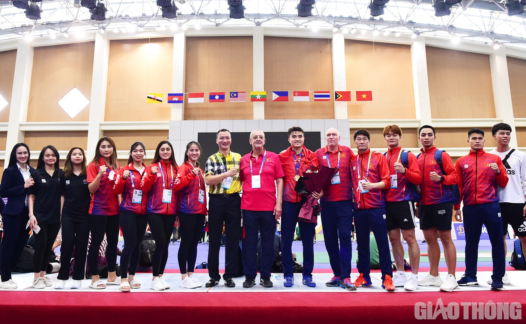 Kiếm thủ Vũ Th&agrave;nh An chụp ảnh lưu niệm c&ugrave;ng ban huấn luyện v&agrave; c&aacute;c VĐV đội tuyển đấu kiếm Việt Nam.