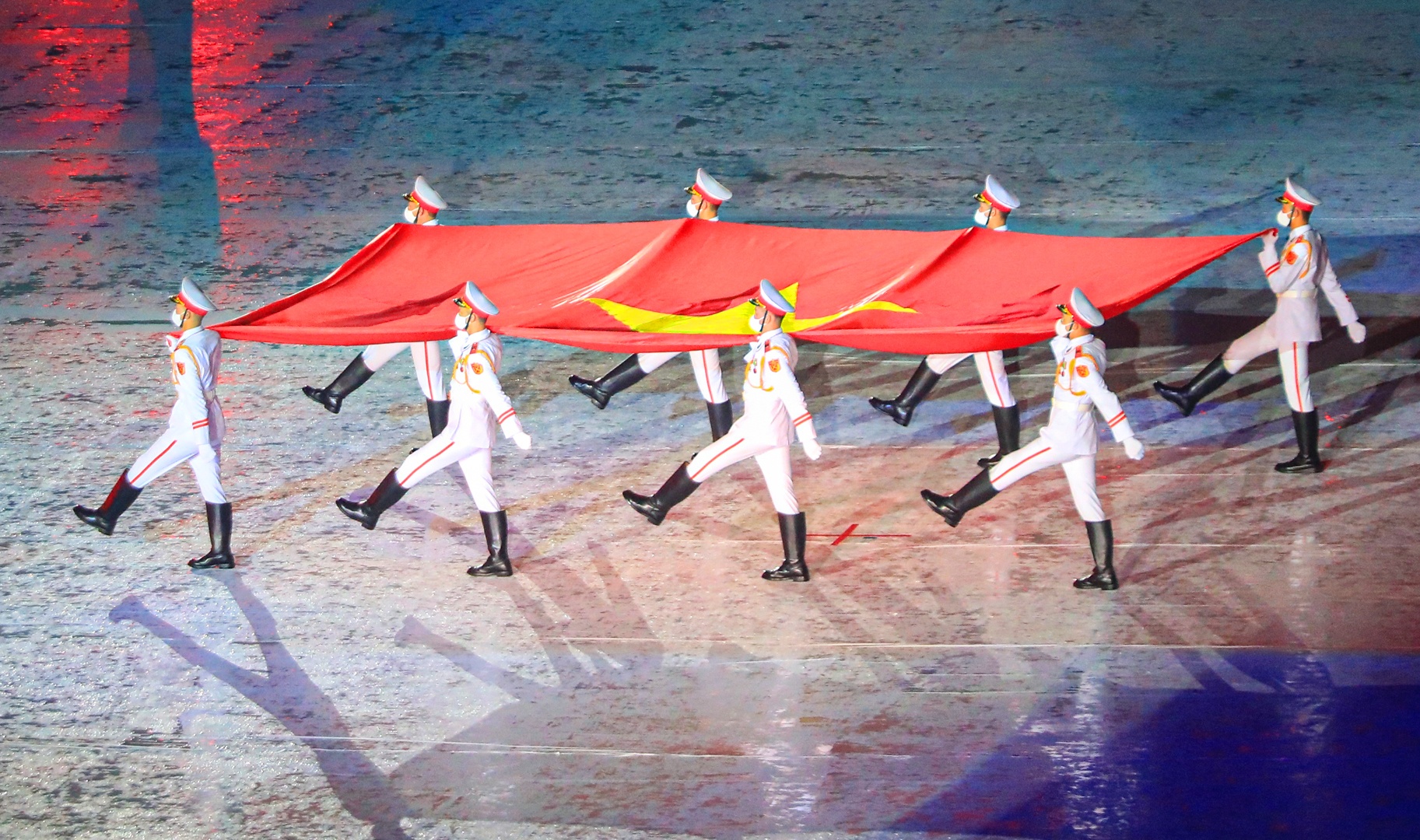 Buổi lễ bắt đầu bằng nghi thức rước Quốc kỳ Nước CHXHCN Việt Nam.