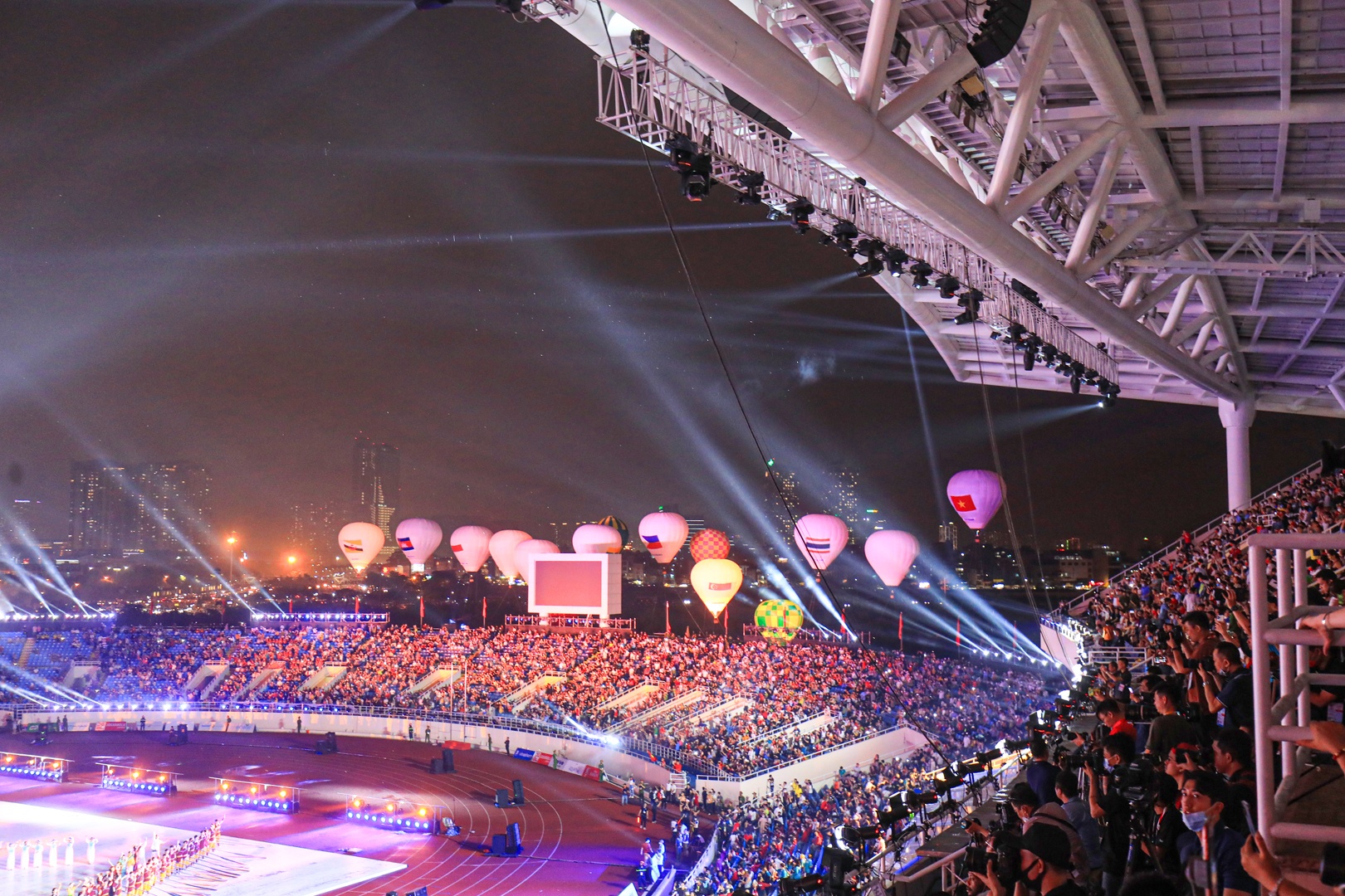 Rất đ&ocirc;ng người h&acirc;m mộ đ&atilde; c&oacute; mặt tr&ecirc;n c&aacute;c kh&aacute;n đ&agrave;i A, C, D để chi&ecirc;m ngưỡng m&agrave;n tr&igrave;nh diễn &aacute;nh s&aacute;ng đẹp mắt.