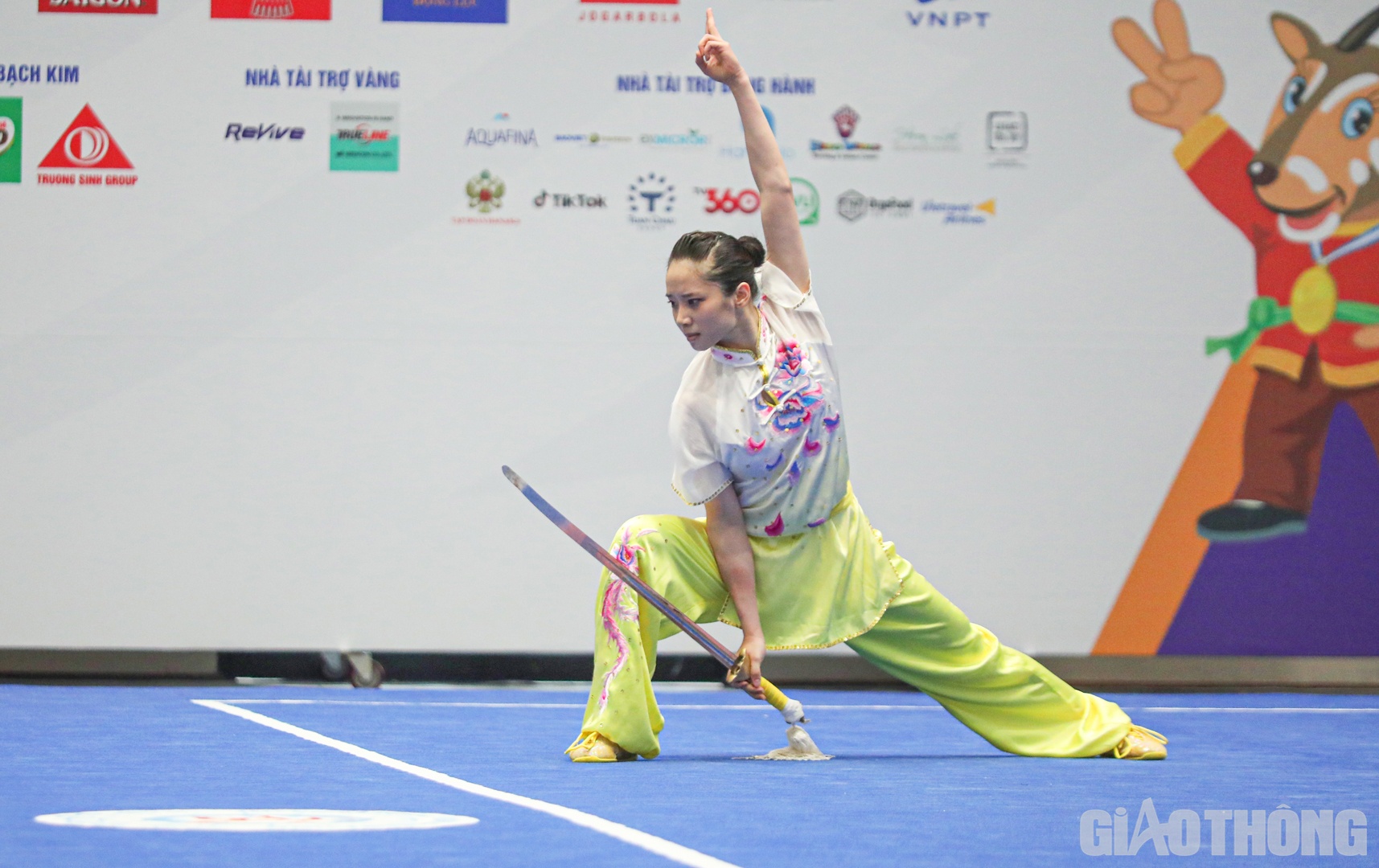 Sau m&agrave;n biểu diễn xuất sắc của m&igrave;nh, Th&uacute;y Vi đạt được 9,7 điểm v&agrave; gi&agrave;nh tấm HCV qu&yacute; gi&aacute;.