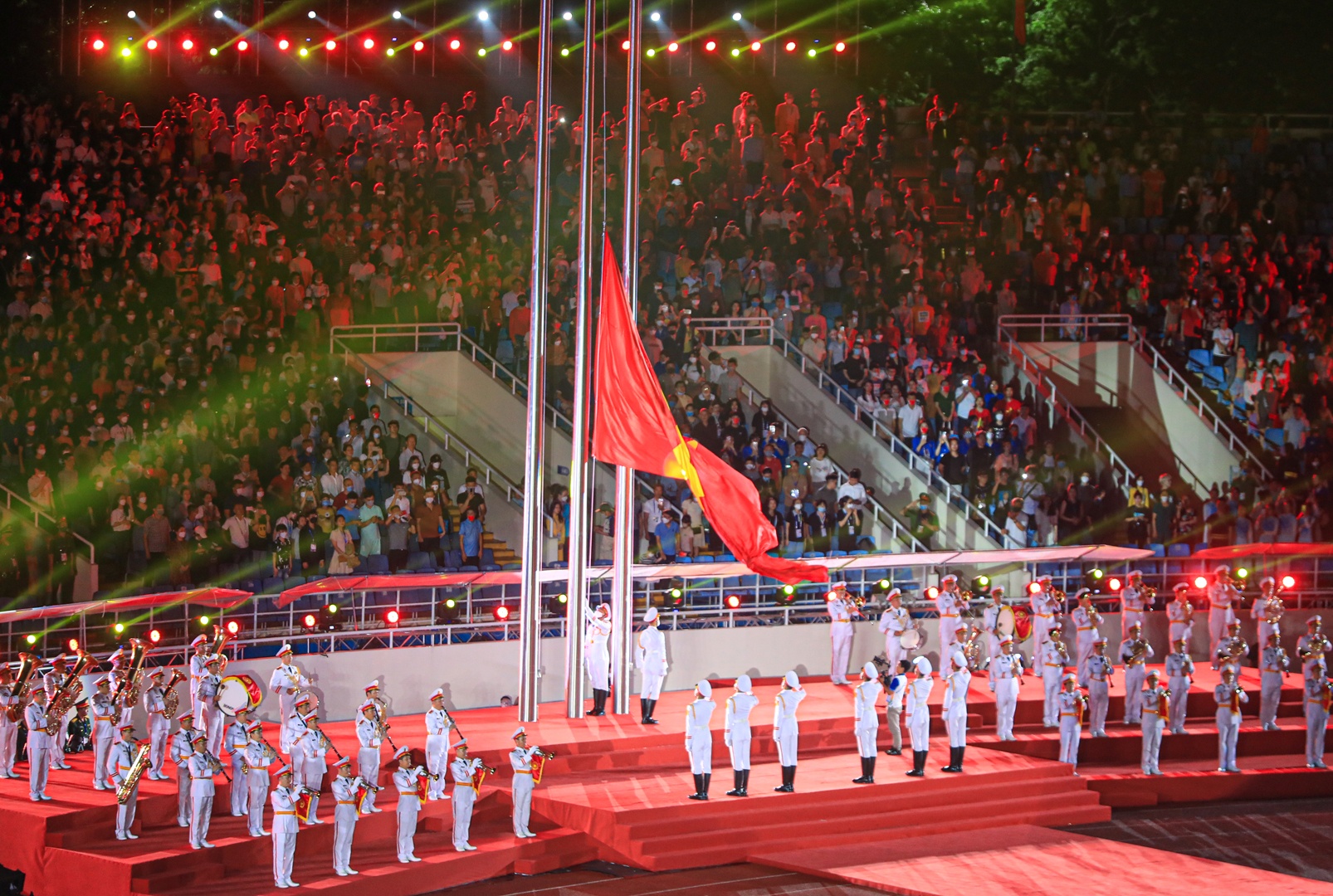 Sau đ&oacute;, Quốc kỳ Việt Nam giương cao tr&ecirc;n SVĐ Quốc gia Mỹ Đ&igrave;nh.