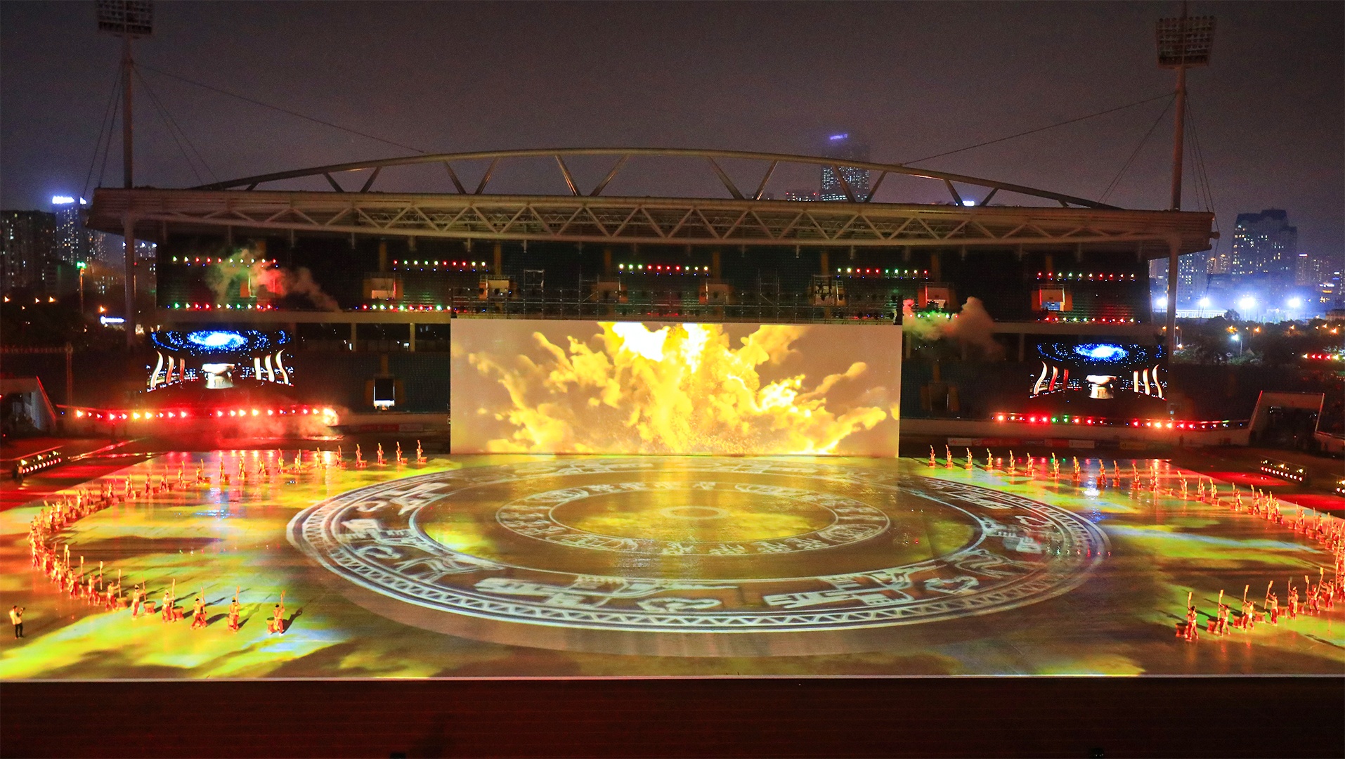 Với khẩu hiệu: &ldquo;V&igrave; một Đ&ocirc;ng Nam &Aacute; mạnh mẽ hơn&rdquo;, Đại hội Thể thao Đ&ocirc;ng Nam &Aacute; lần thứ 31 (SEA Games 31) ch&iacute;nh thức khai mạc tr&ecirc;n SVĐ Quốc gia Mỹ Đ&igrave;nh (H&agrave; Nội) v&agrave;o tối 12/5.