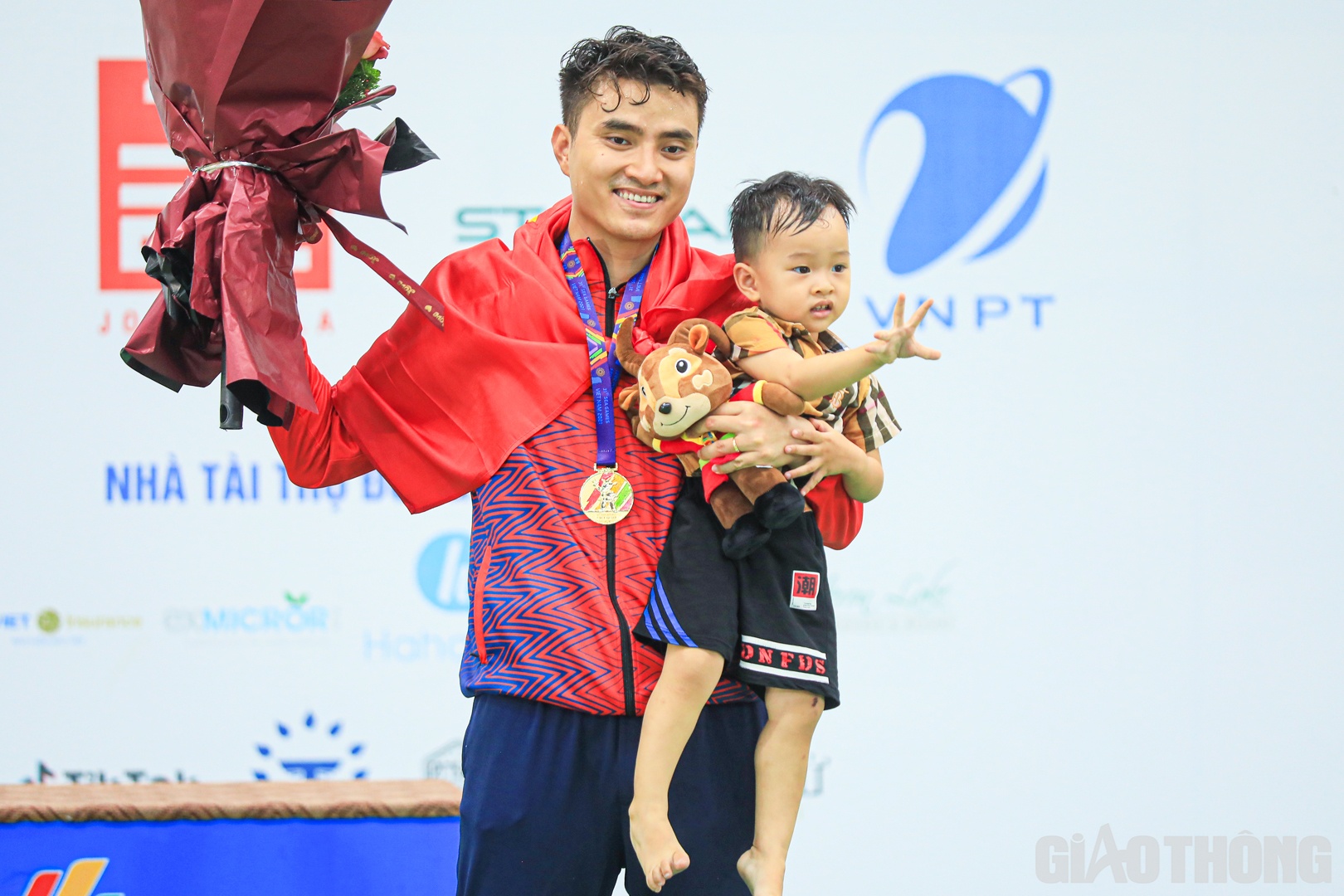 Khoảnh khắc đ&aacute;ng y&ecirc;u của cha con kiếm thủ Th&agrave;nh An sau khi nhận tấm HCV qu&yacute; gi&aacute;.