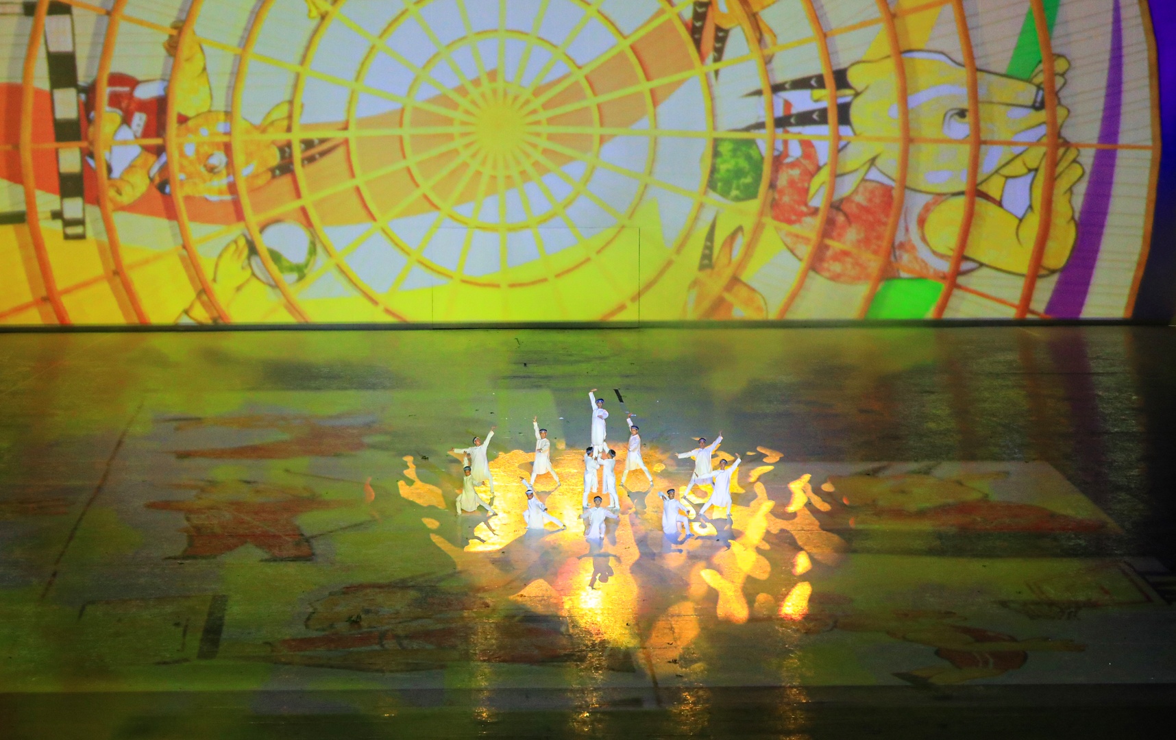 Tranh Đ&ocirc;ng Hồ - n&eacute;t văn h&oacute;a ri&ecirc;ng biệt của Việt Nam được thể hiện bằng &aacute;nh s&aacute;ng, chiếu tr&ecirc;n mặt s&acirc;n Mỹ Đ&igrave;nh tạo n&ecirc;n một khung cảnh rực rỡ. Cũng tr&ecirc;n chất liệu độc đ&aacute;o n&agrave;y, linh vật của 40 m&ocirc;n thể thao thi đấu tại Đại hội sẽ được thể hiện bằng ng&ocirc;n ngữ hiện đại tr&ecirc;n chất liệu truyền thống