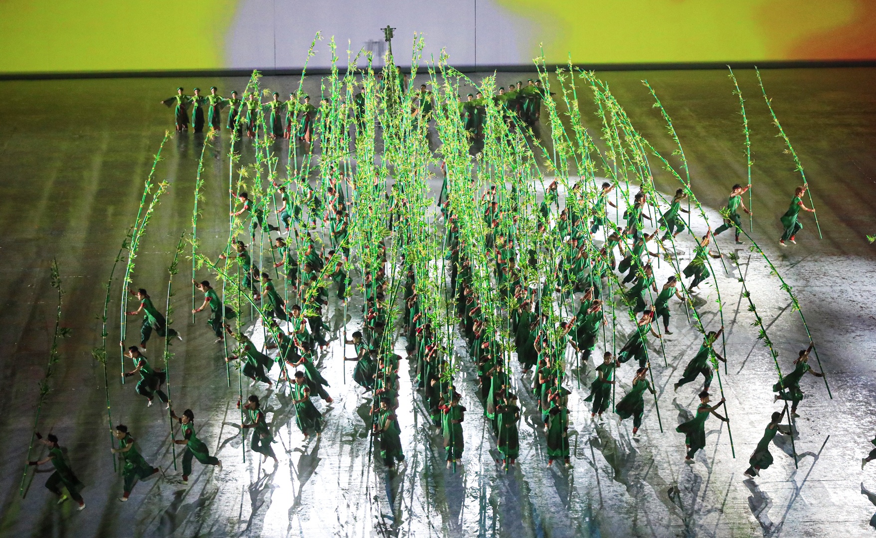 H&igrave;nh tượng c&acirc;y tre xuất hiện trong lễ khai mạc SEA Games 31 như những nhịp cầu vững bền, thủy chung của t&igrave;nh đo&agrave;n kết, tinh thần hữu nghị c&ugrave;ng c&aacute;c quốc gia Đ&ocirc;ng Nam &Aacute;.