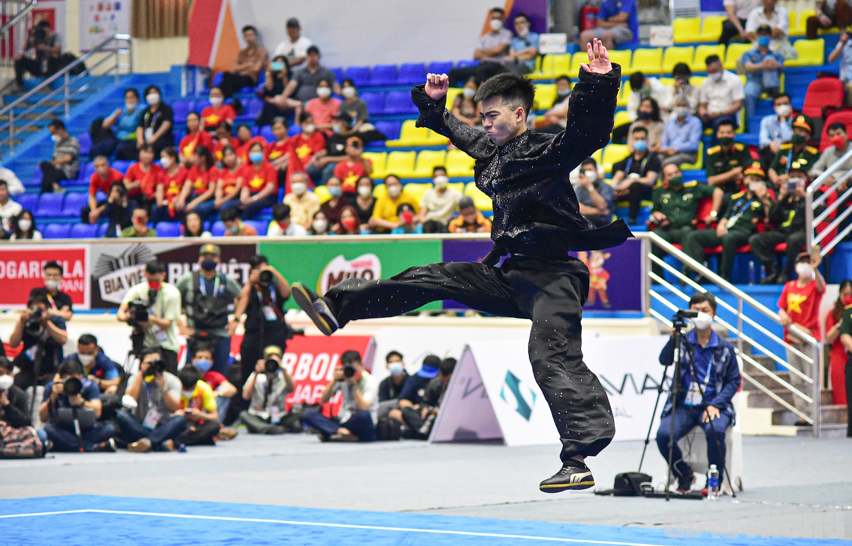 Tuy nhi&ecirc;n, trong một động t&aacute;c xoay kh&oacute;, Văn Phương đ&atilde; gặp chấn thương đ&aacute;ng tiếc.