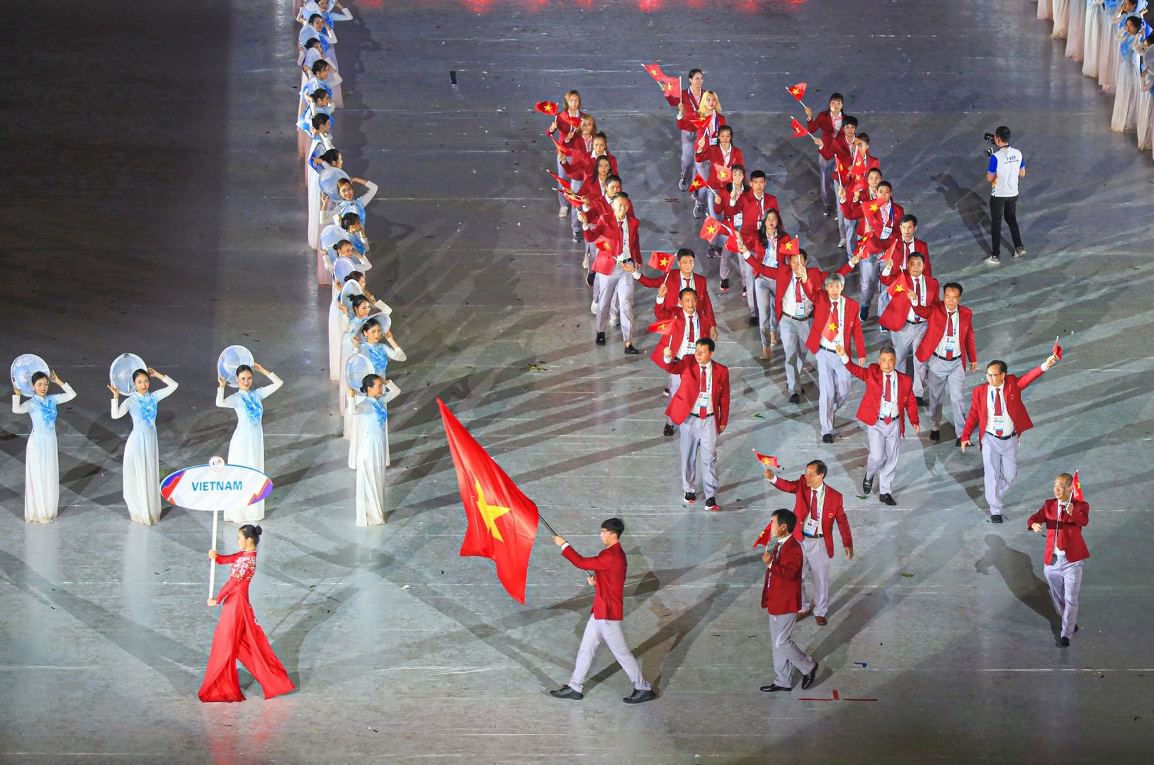 Đo&agrave;n TTVN diễu h&agrave;nh qua lễ đ&agrave;i.