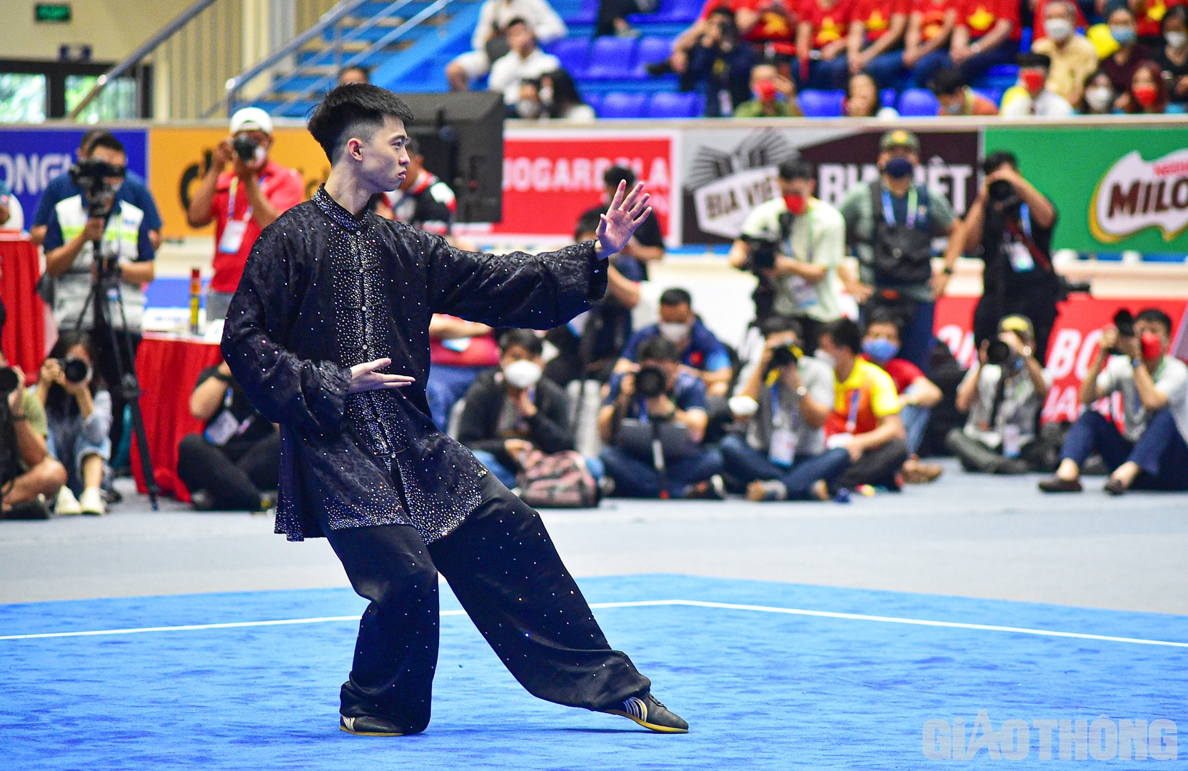 Trong khoảng hơn hai ph&uacute;t đầu, anh lu&ocirc;n thực hiện c&aacute;c đường quyền đẹp mắt.