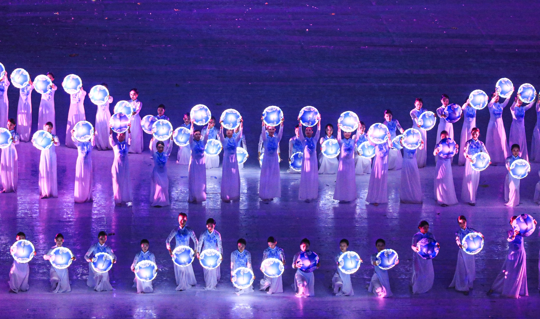 Vẻ đẹp dịu d&agrave;ng, nh&acirc;n văn của những c&ocirc; g&aacute;i Việt, qua t&agrave; &aacute;o d&agrave;i v&agrave; chiếc n&oacute;n l&aacute; để ch&agrave;o đ&oacute;n sự xuất hiện của c&aacute;c đo&agrave;n thể thao.