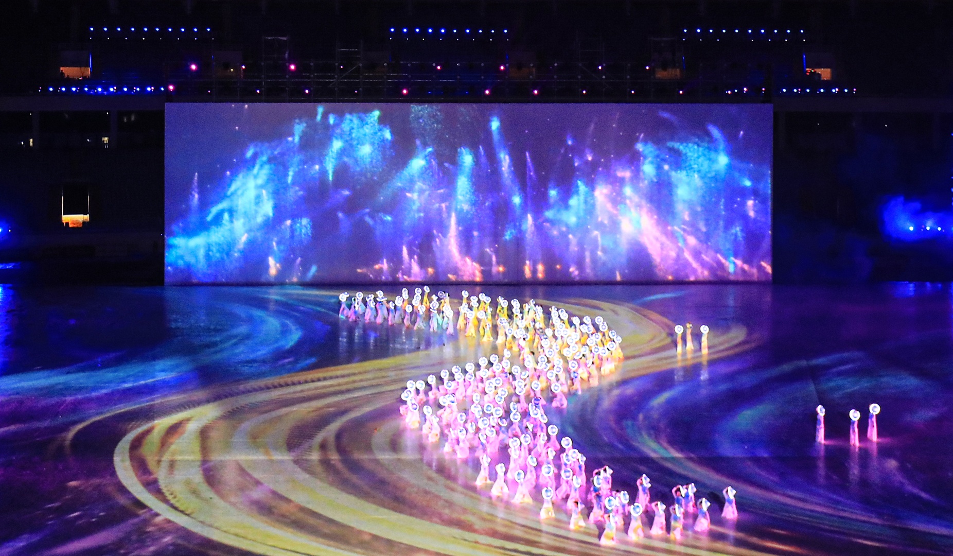 M&agrave;n m&uacute;a n&oacute;n tr&igrave;nh diễn được d&agrave;n dựng c&ocirc;ng phu khi c&aacute;c vũ c&ocirc;ng tạo h&igrave;nh th&agrave;nh dải đất h&igrave;nh chữ S.