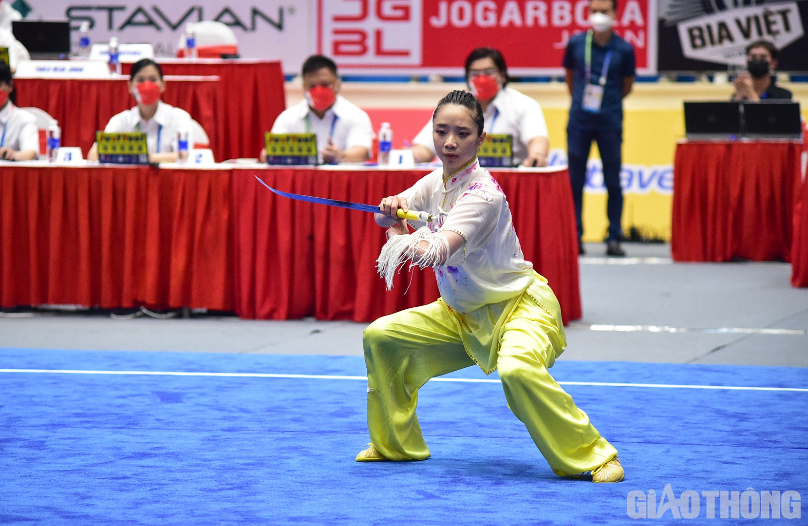 Th&uacute;y Vi mở đầu phần thi của m&igrave;nh với những đường kiếm tự tin.