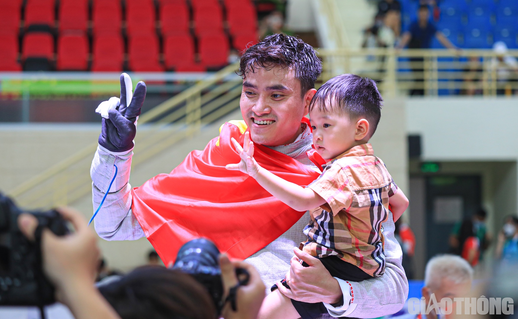 Ngay sau khi gi&agrave;nh chiến thắng, Vũ Th&agrave;nh An đ&atilde; đến chung vui c&ugrave;ng con trai Vũ Đức Ki&ecirc;n.