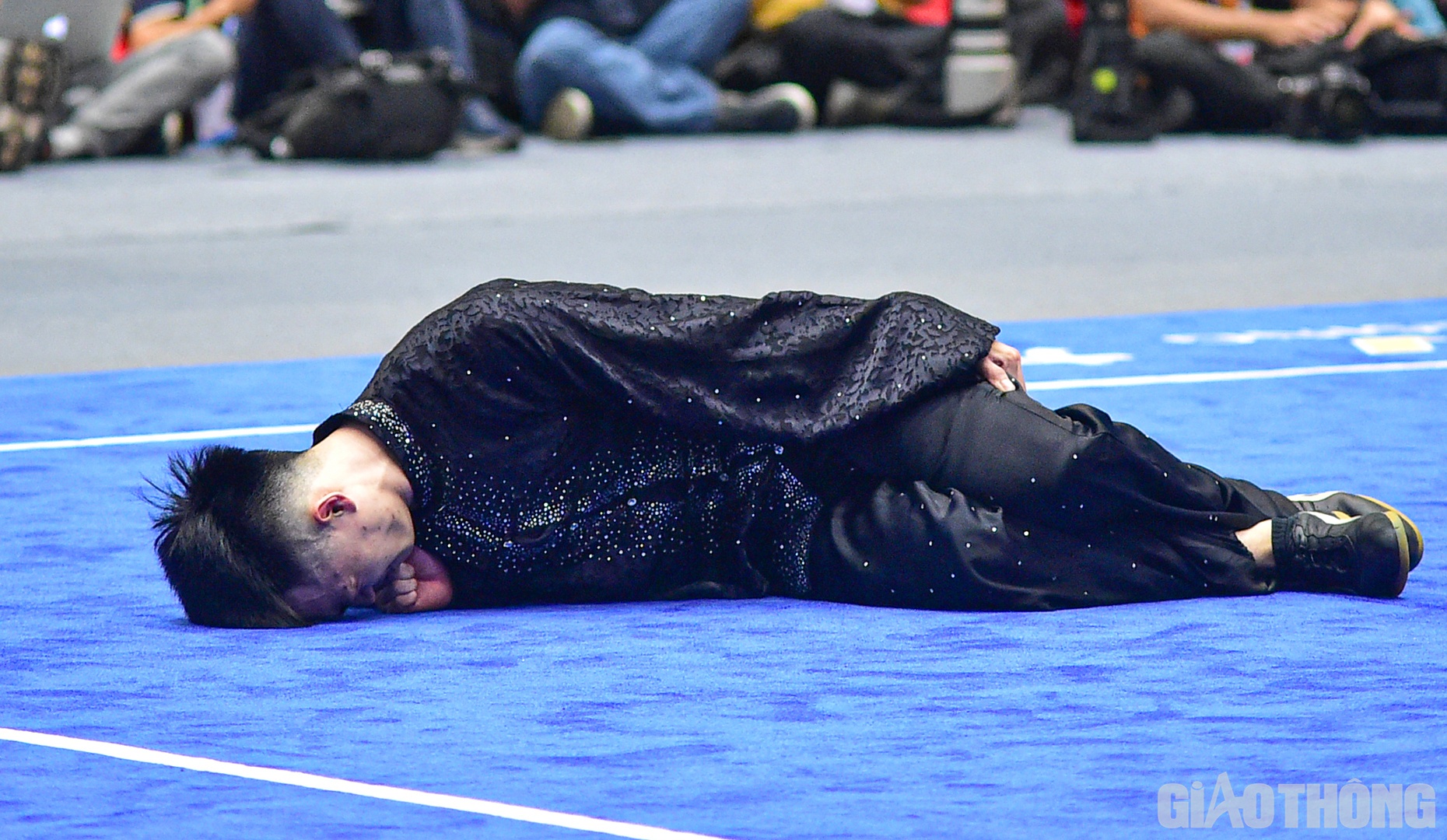 Sau c&uacute; tiếp đất, anh đ&atilde; nằm gục xuống s&agrave;n đấu.