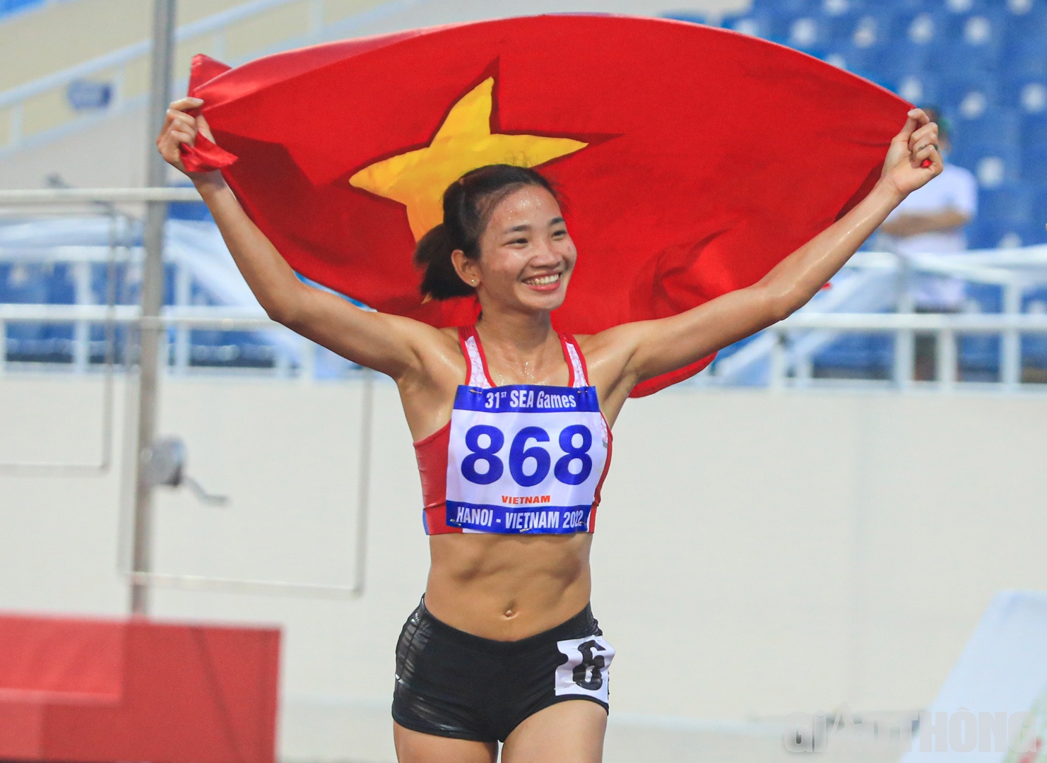 Phong độ ổn định đ&atilde; gi&uacute;p Nguyễn Thị Oanh về đ&iacute;ch đầu ti&ecirc;n v&agrave; gi&agrave;nh HCV. C&ocirc; đ&atilde; lập c&uacute; đ&uacute;p trong ng&agrave;y thi đấu h&ocirc;m nay sau tấm HCV nội dung 1.500m v&agrave;o buổi s&aacute;ng.