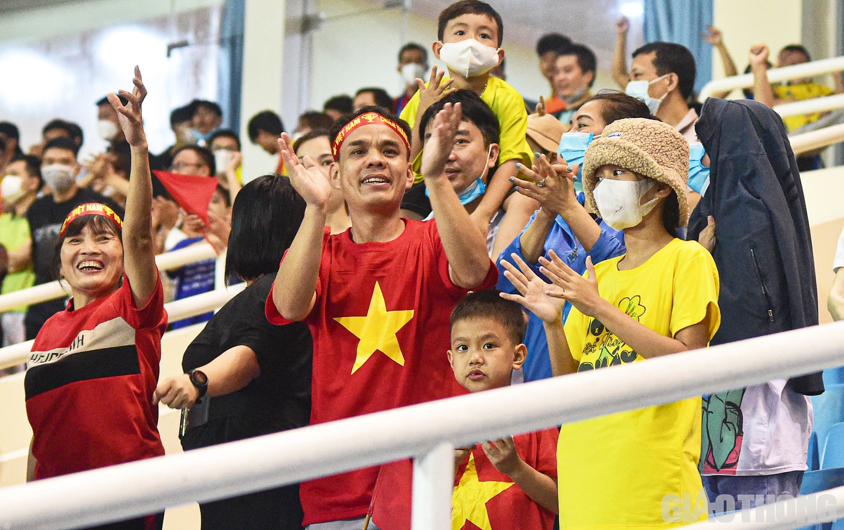 Mặc d&ugrave; vậy, m&agrave;n thể hiện của Qu&aacute;ch Thị Lan v&agrave; đồng đội vẫn nhận được sự cổ vũ, kh&iacute;ch lệ từ người h&acirc;m mộ.