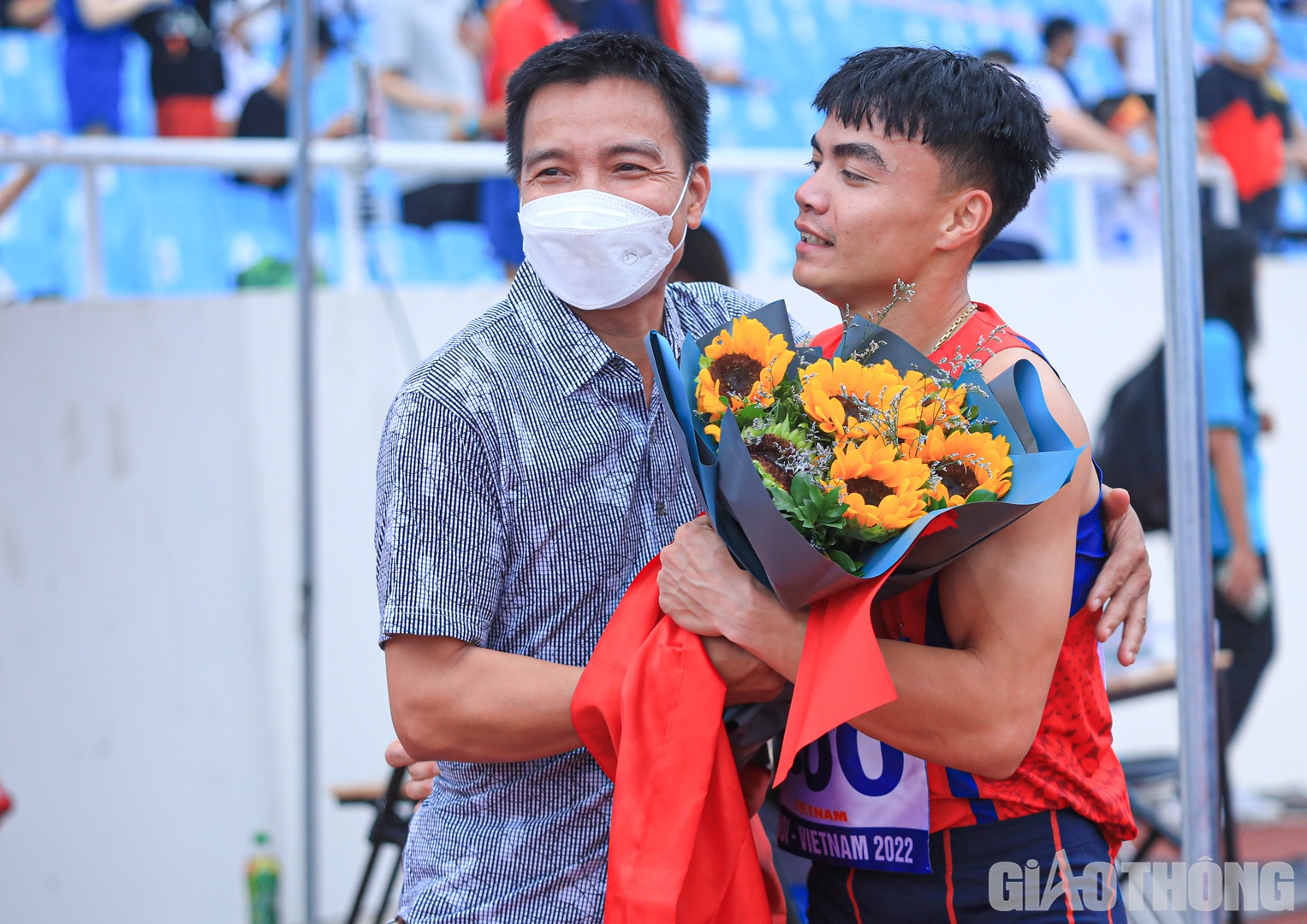 Ở nội dung 200m, VĐV Ngần Ngọc Nghĩa đ&atilde; thi đấu th&agrave;nh c&ocirc;ng khi gi&agrave;nh HCB với th&agrave;nh t&iacute;ch 20 gi&acirc;y 74 chỉ xếp sau VĐV 16 tuổi của Th&aacute;i Lan Booson với th&agrave;nh t&iacute;ch 20 gi&acirc;y 37 - kỷ lục mới của SEA Games. "Ch&acirc;n chạy" sinh năm 1999 đ&atilde; nhanh ch&oacute;ng chia sẻ niềm vui n&agrave;y với những người th&acirc;n y&ecirc;u nhất.