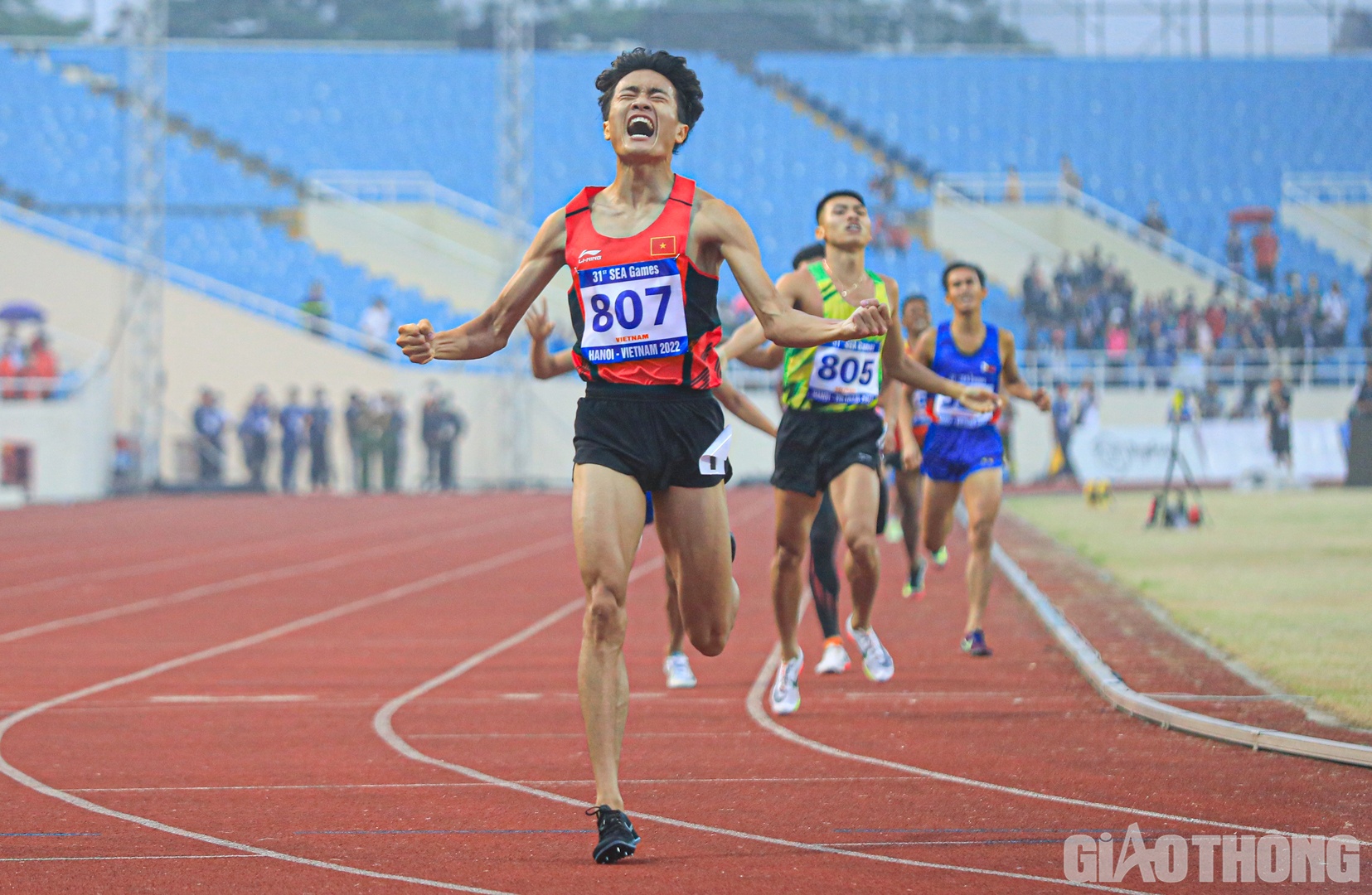 VĐV Lương Đức Phước vỡ &ograve;a trong gi&acirc;y ph&uacute;t gi&agrave;nh HCV nội dung 1.500 m nam với m&agrave;n bứt tốc ấn tượng ở những bước chạy quyết định.