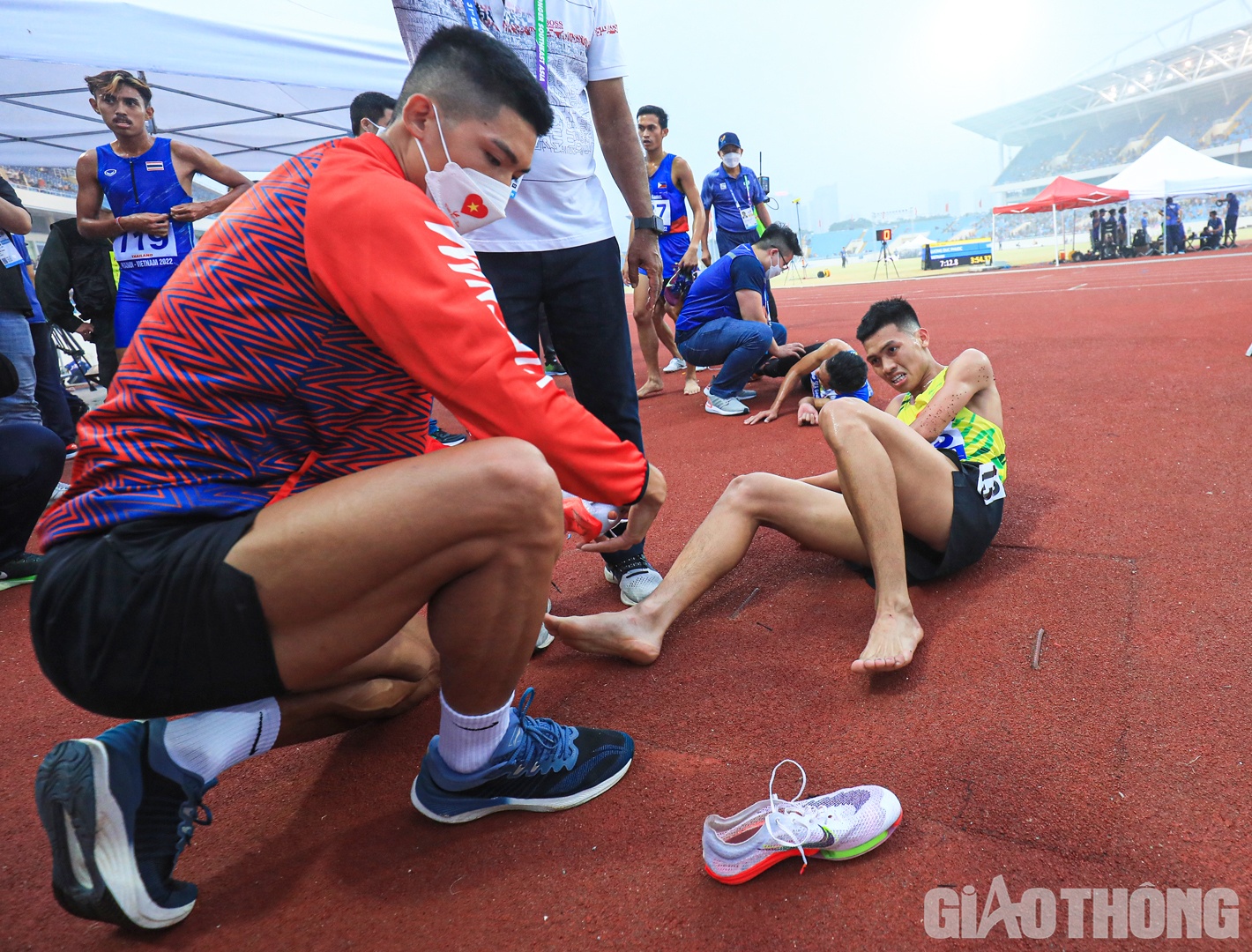 Ngay sau khi kết th&uacute;c phần thi của m&igrave;nh, Văn Đảng đ&atilde; cần đến sự hỗ trợ của ban huấn luyện.