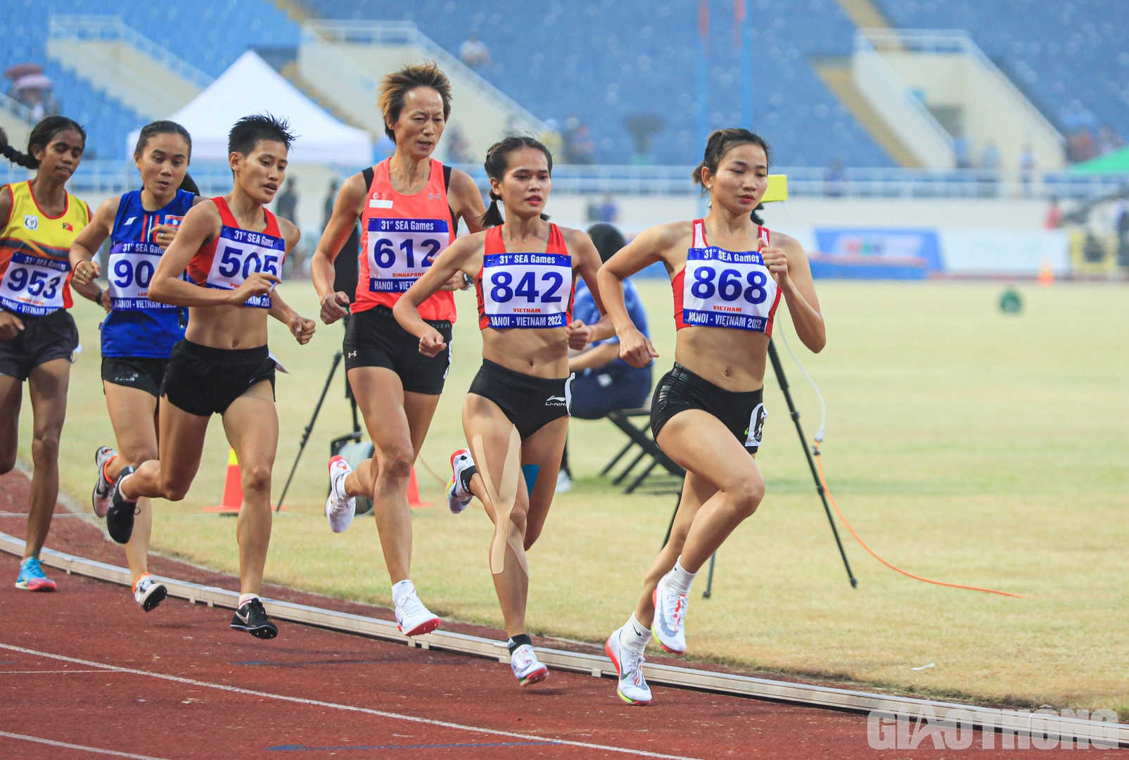 Trong khi đ&oacute;, VĐV Nguyễn Thị Oanh c&ugrave;ng Phạm Thị Hồng Lệ đ&atilde; vươn l&ecirc;n tạo khoảng c&aacute;ch với c&aacute;c đối thủ từ sớm ở ở nội dung chung kết 5.000m nữ.
