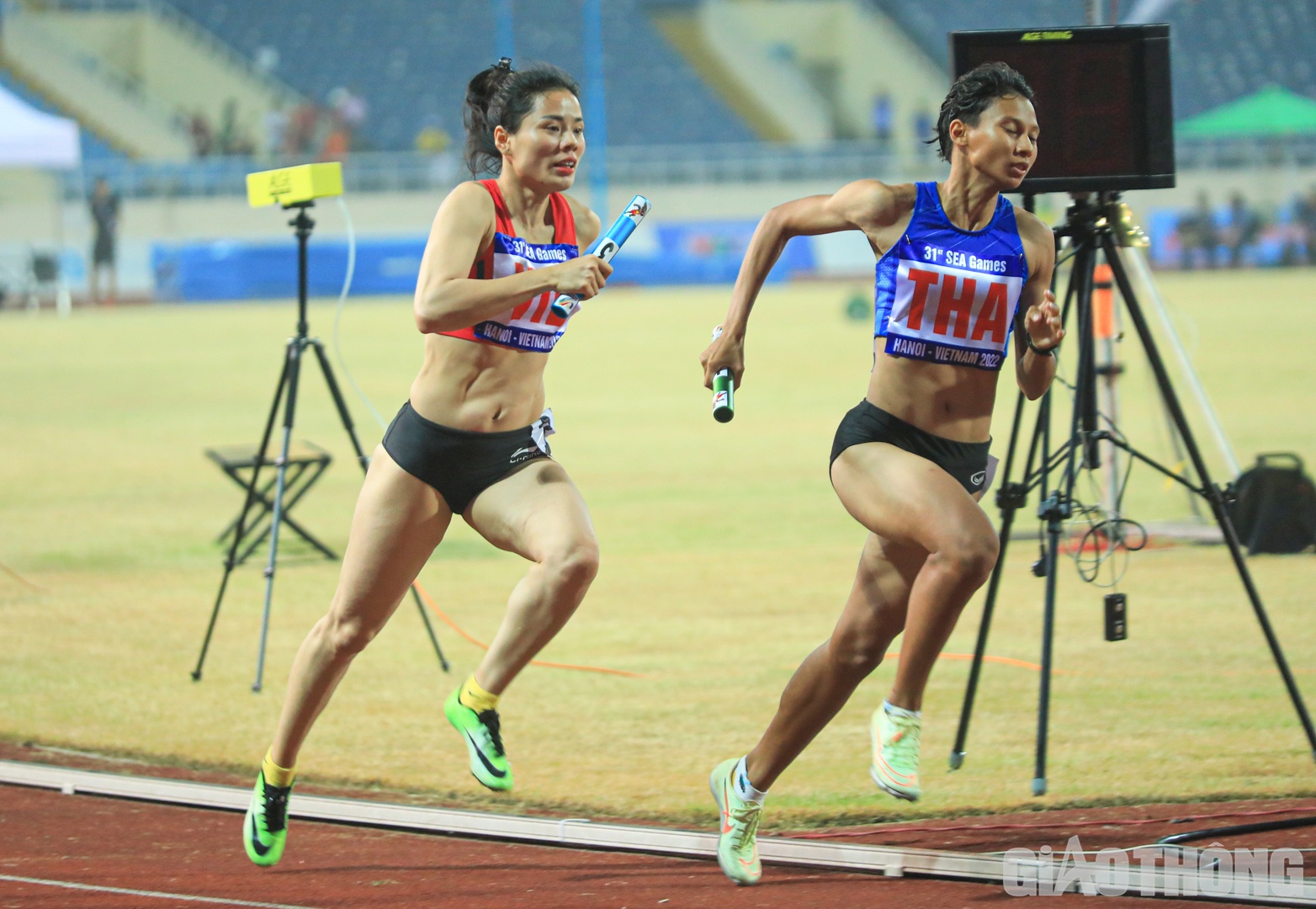 Nội dung rất được mong chờ 4x400 nam nữ c&oacute; sự g&oacute;p mặt của 4 VĐV Nhật Ho&agrave;ng, Nguyễn Thị Huyền, Đ&igrave;nh Sơn, Qu&aacute;ch Thị Lan.