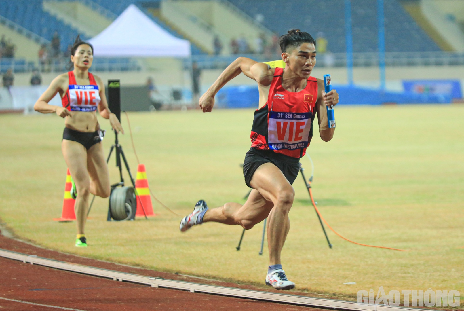 Nhật Ho&agrave;ng v&agrave; Huyền chạy rất tốt nhưng Đ&igrave;nh Sơn v&agrave; Lan đ&atilde; để tuột mất ưu thế.