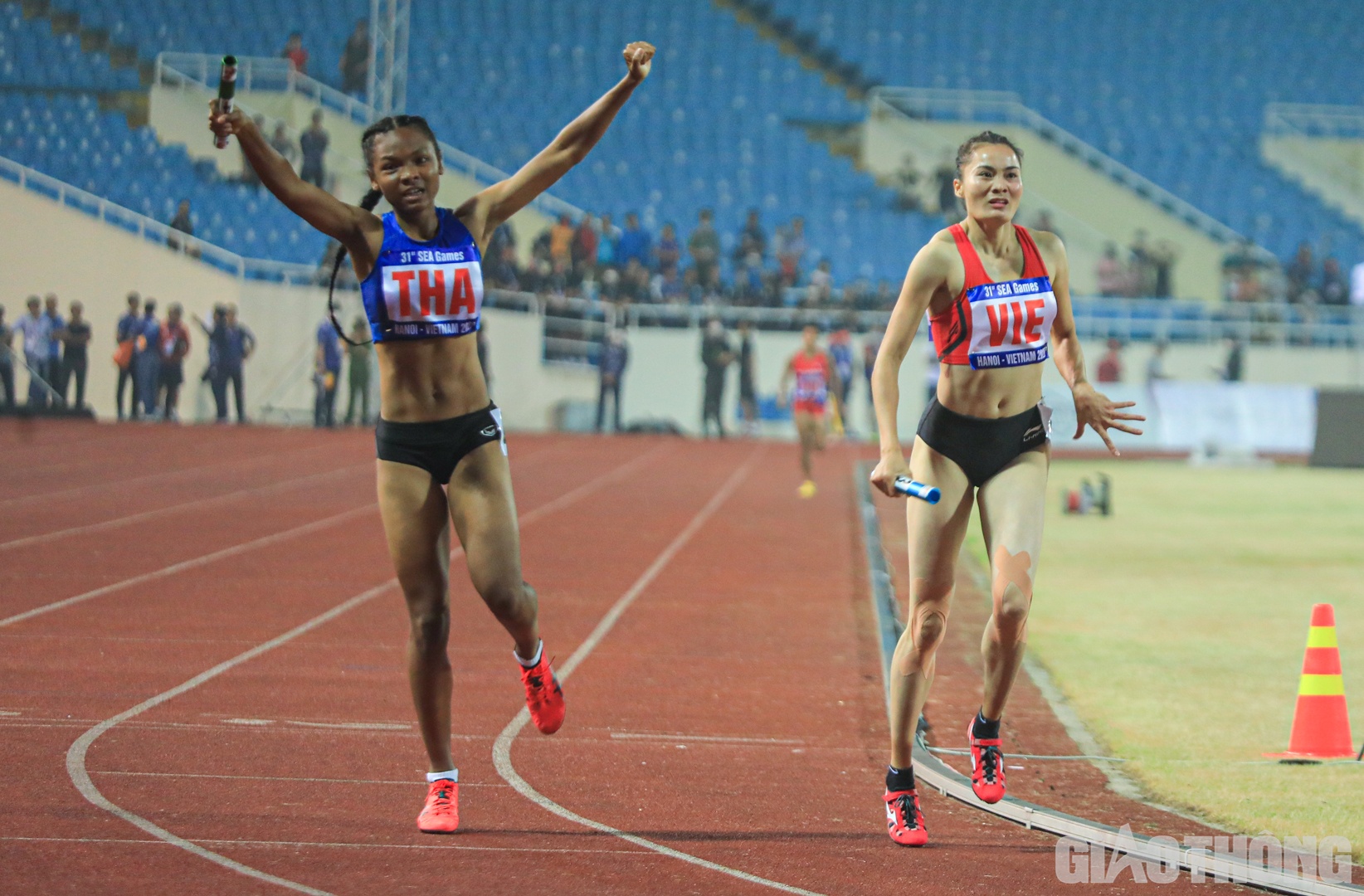 Qu&aacute;ch Thị Lan đ&atilde; kh&ocirc;ng thể vượt qua VĐV đến từ Th&aacute;i Lan ngay trước vạch đ&iacute;ch.