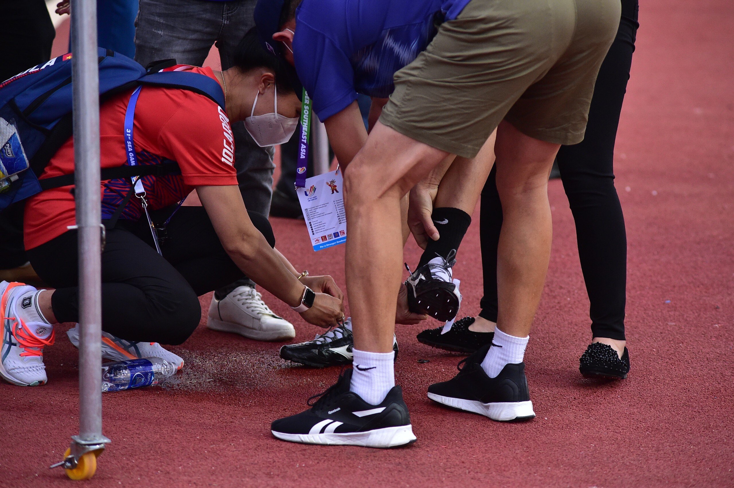 Anh kiệt sức v&agrave; kh&ocirc;ng thể tự th&aacute;o gi&agrave;y.