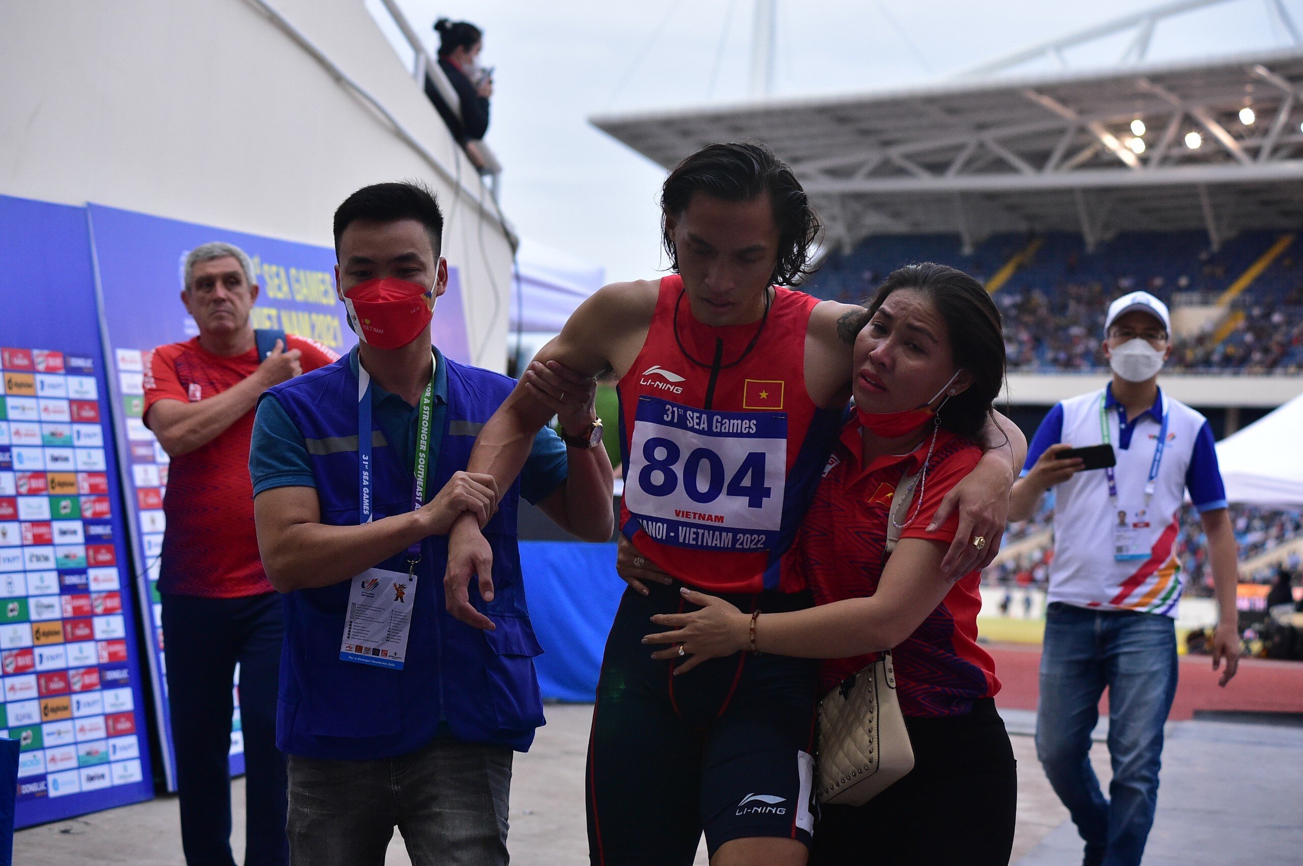 Mẹ v&agrave; nh&acirc;n vi&ecirc;n của BTC d&igrave;u Ho&agrave;ng khỏi khu vực thi đấu. Trước khi rời đi, anh n&oacute;i: "Em xin lỗi mọi người!".