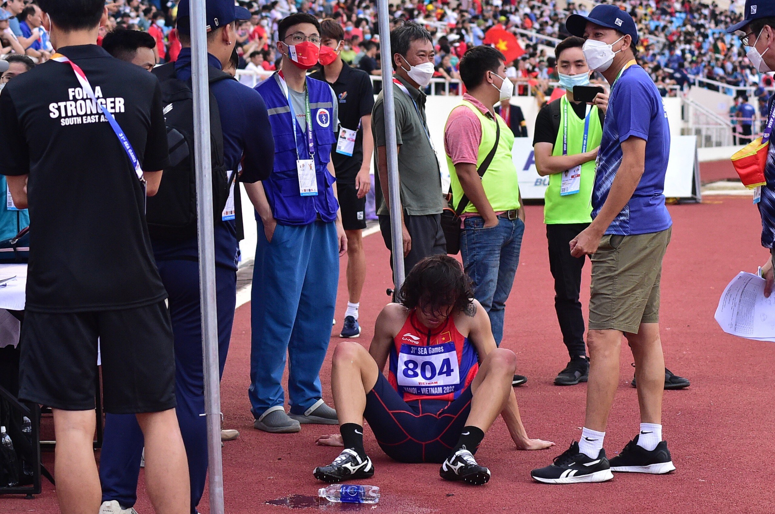 Ch&acirc;n chạy người Kh&aacute;nh H&ograve;a kh&ocirc;ng thể giấu được nỗi buồn thua trận.