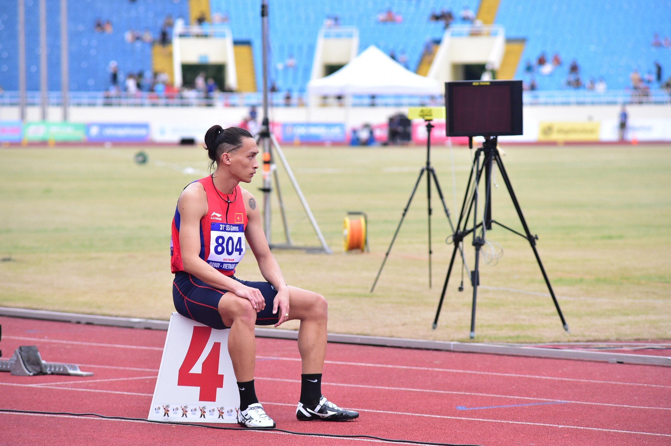 Chiều 15/5, Trần Nhật Ho&agrave;ng bước v&agrave;o thi đấu chung kết nội dung 400m nam m&ocirc;n điền kinh. Sau thất bại ở nội dung 4x400 hỗn hợp nam nữ chiều 14/5, &aacute;p lực đang đ&egrave; nặng l&ecirc;n Ho&agrave;ng.