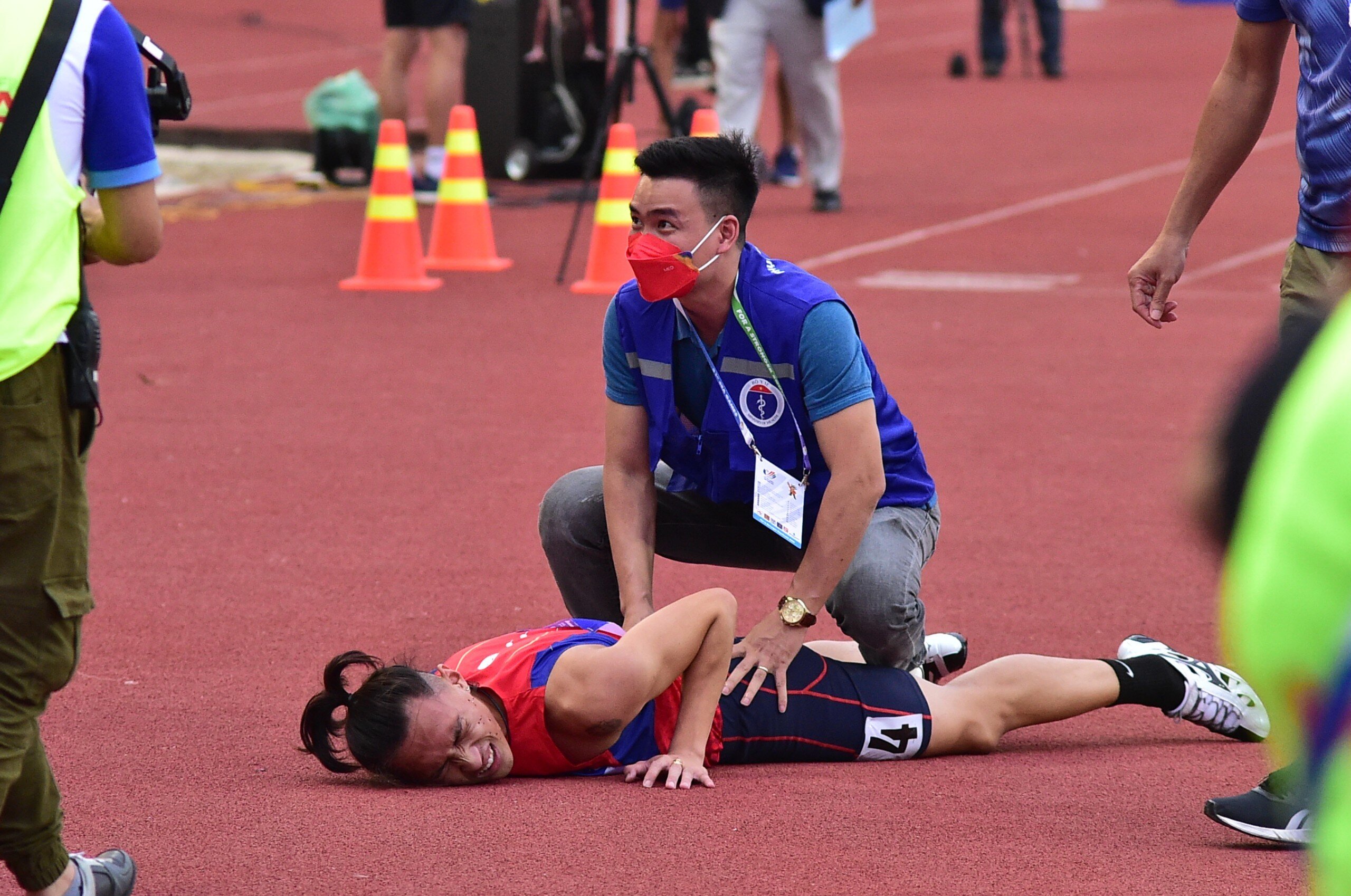 Anh sau đ&oacute; phải nhờ tới sự trợ gi&uacute;p của bộ phận phục vụ.