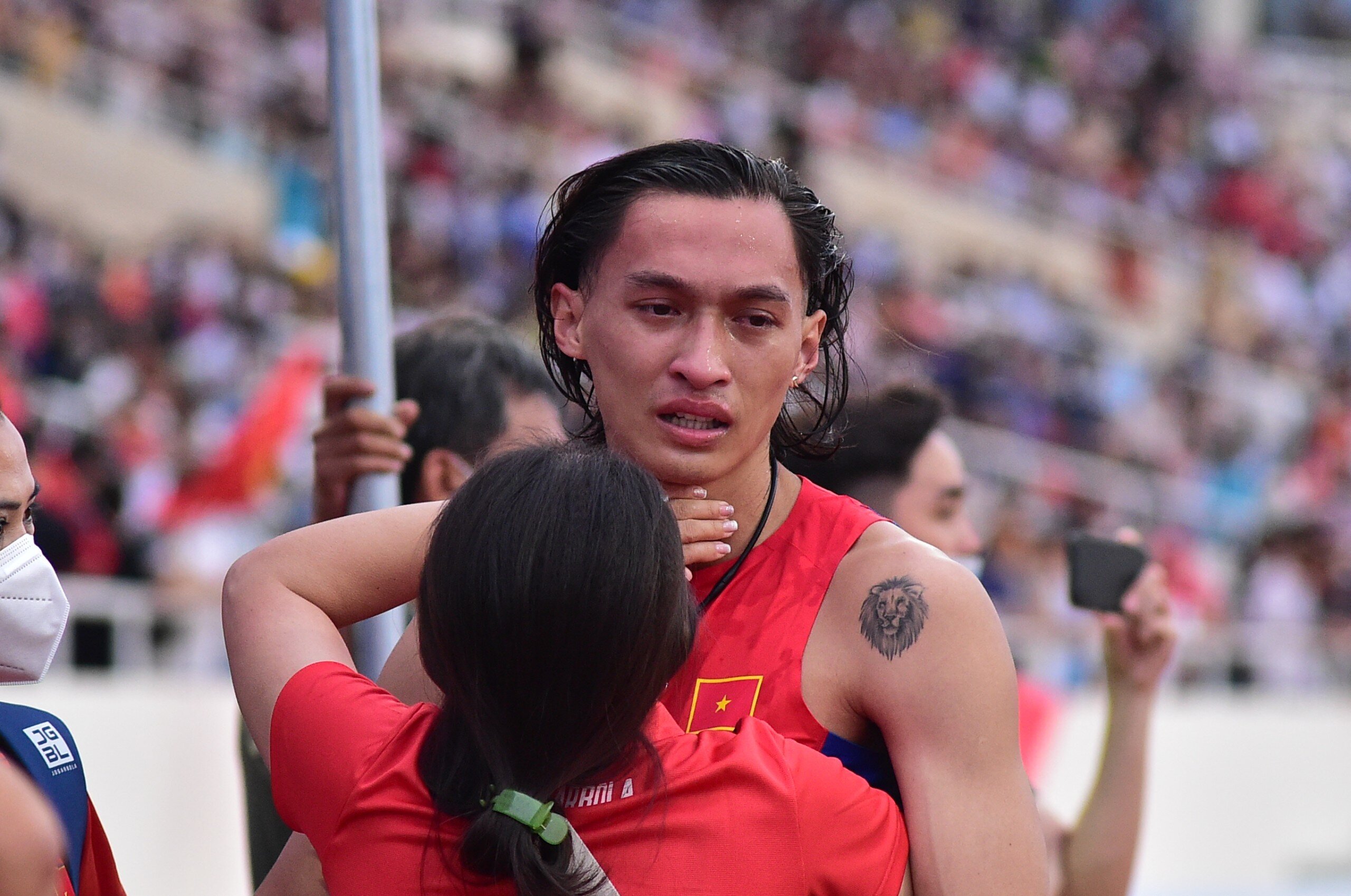 Những giọt nước mắt cay đắng của Nhật Ho&agrave;ng khi được mẹ an ủi.