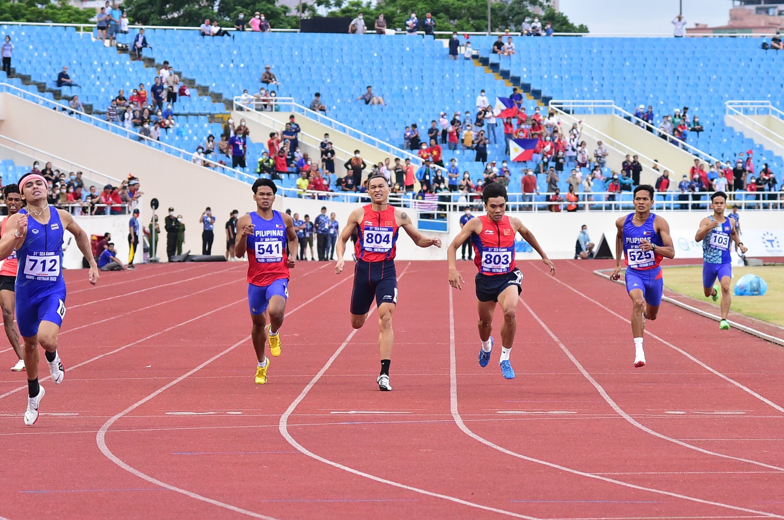 D&ugrave; vậy, anh chỉ về đ&iacute;ch thứ 5 chung cuộc. Theo t&igrave;m hiểu, Ho&agrave;ng chưa b&igrave;nh phục ho&agrave;n to&agrave;n chấn thương đ&ugrave;i n&ecirc;n kh&ocirc;ng đạt phong độ cao nhất.