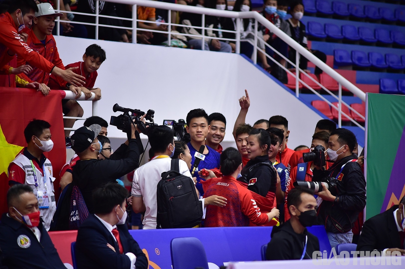 C&ocirc; g&aacute;i d&acirc;n tộc Th&aacute;i rất vui với chiến thắng v&agrave; phấn kh&iacute;ch bởi bầu kh&ocirc;ng kh&iacute; n&aacute;o nhiệt từ c&aacute;c kh&aacute;n giả. Thu Nghĩa chia sẻ: "T&ocirc;i rất vui v&agrave; tự h&agrave;o khi đ&atilde; vượt qua tất cả để gi&agrave;nh vinh quang h&ocirc;m nay. Đối thủ của t&ocirc;i ở chung kết rất xuất sắc nhưng với sự động vi&ecirc;n từ c&aacute;c thầy, t&ocirc;i đ&atilde; th&agrave;nh c&ocirc;ng".