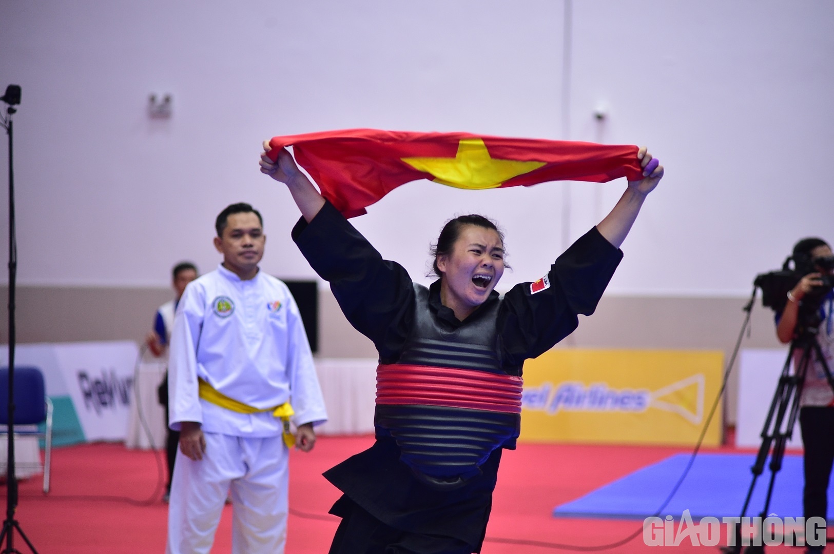 Kết th&uacute;c trận đấu, Thu Nghĩa thắng cuộc với tỷ số 39-32, đem về tấm HCV cho đo&agrave;n pencak silat Việt Nam.