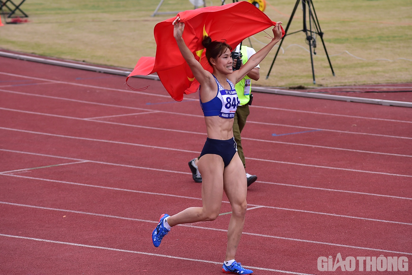 Chiều 16/5, chiến thắng của B&ugrave;i Thị Nguy&ecirc;n tại đường chạy 100m r&agrave;o nữ g&acirc;y bất ngờ với giới mộ điệu. Đ&acirc;y l&agrave; lần đầu ti&ecirc;n Nguy&ecirc;n dự SEA Games, t&ecirc;n tuổi của c&ocirc; cũng chưa được biết tới nhiều.