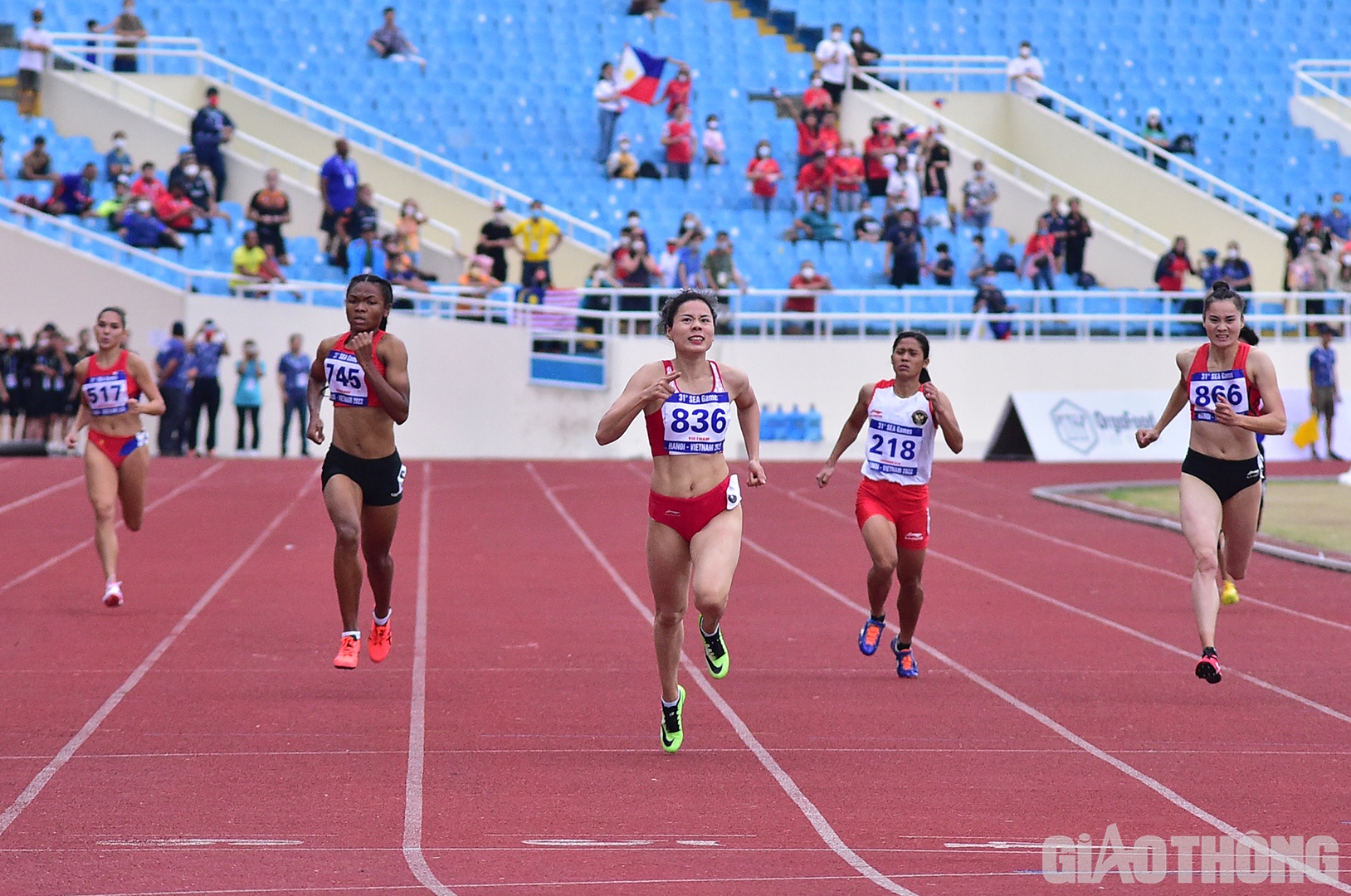 Chiều 15/5, điền kinh bước v&agrave;o buổi thi đấu tiếp theo tại SEA Games 31. Mở đầu l&agrave; chung kết nội dung 400m nữ, nơi c&oacute; sự g&oacute;p mặt của 2 VĐV Việt Nam Qu&aacute;ch Thị Lan v&agrave; Nguyễn Thị Huyền.