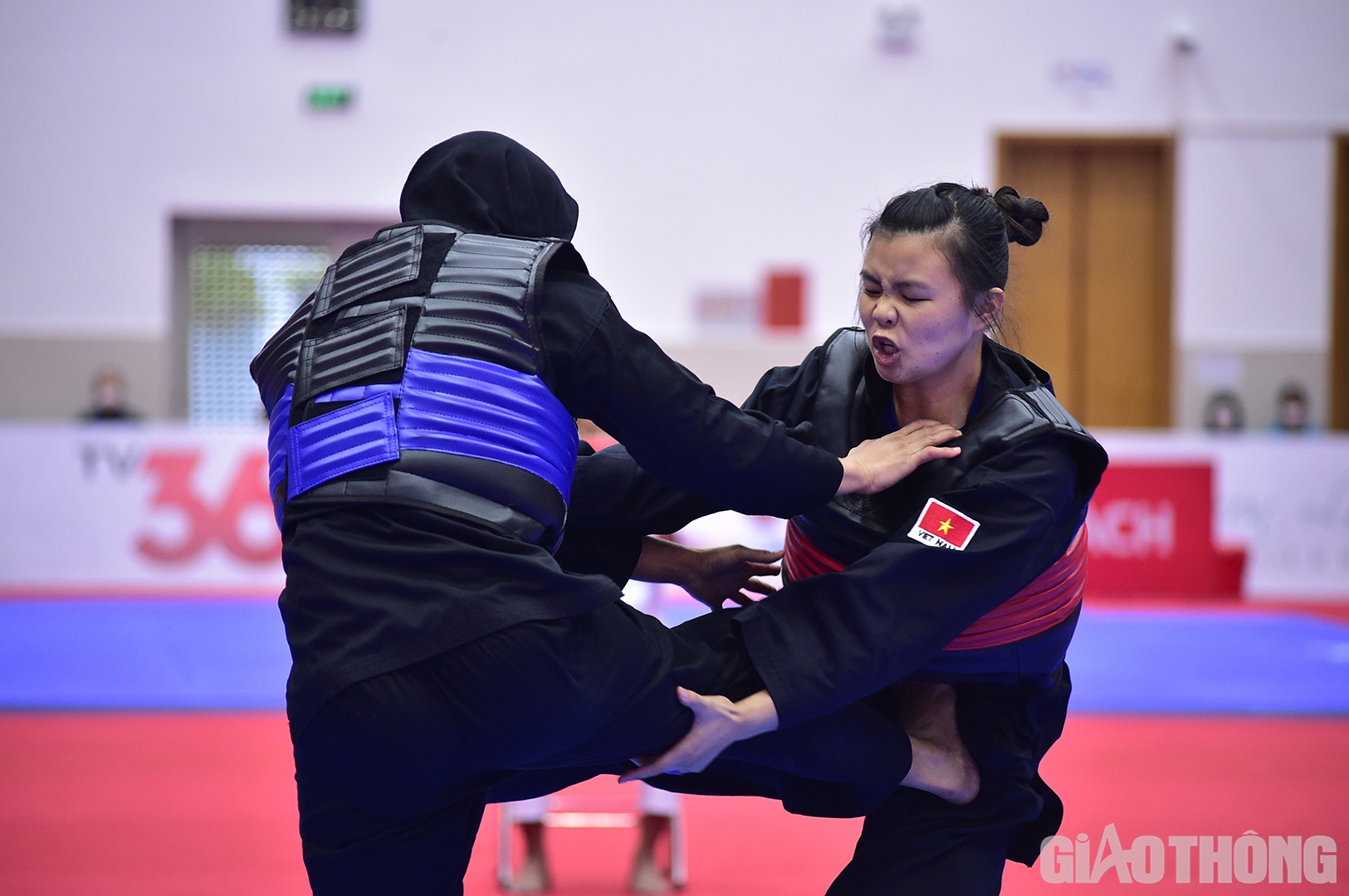 Siti Rahmah Binti Mohamed Nasir, đối thủ người Malaysia, l&agrave; một VĐV gi&agrave;u kinh nghiệm chinh chiến. D&ugrave; vậy, Thu Nghĩa đ&atilde; tấn c&ocirc;ng mạnh mẽ ngay từ những pha giao đấu đầu ti&ecirc;n.