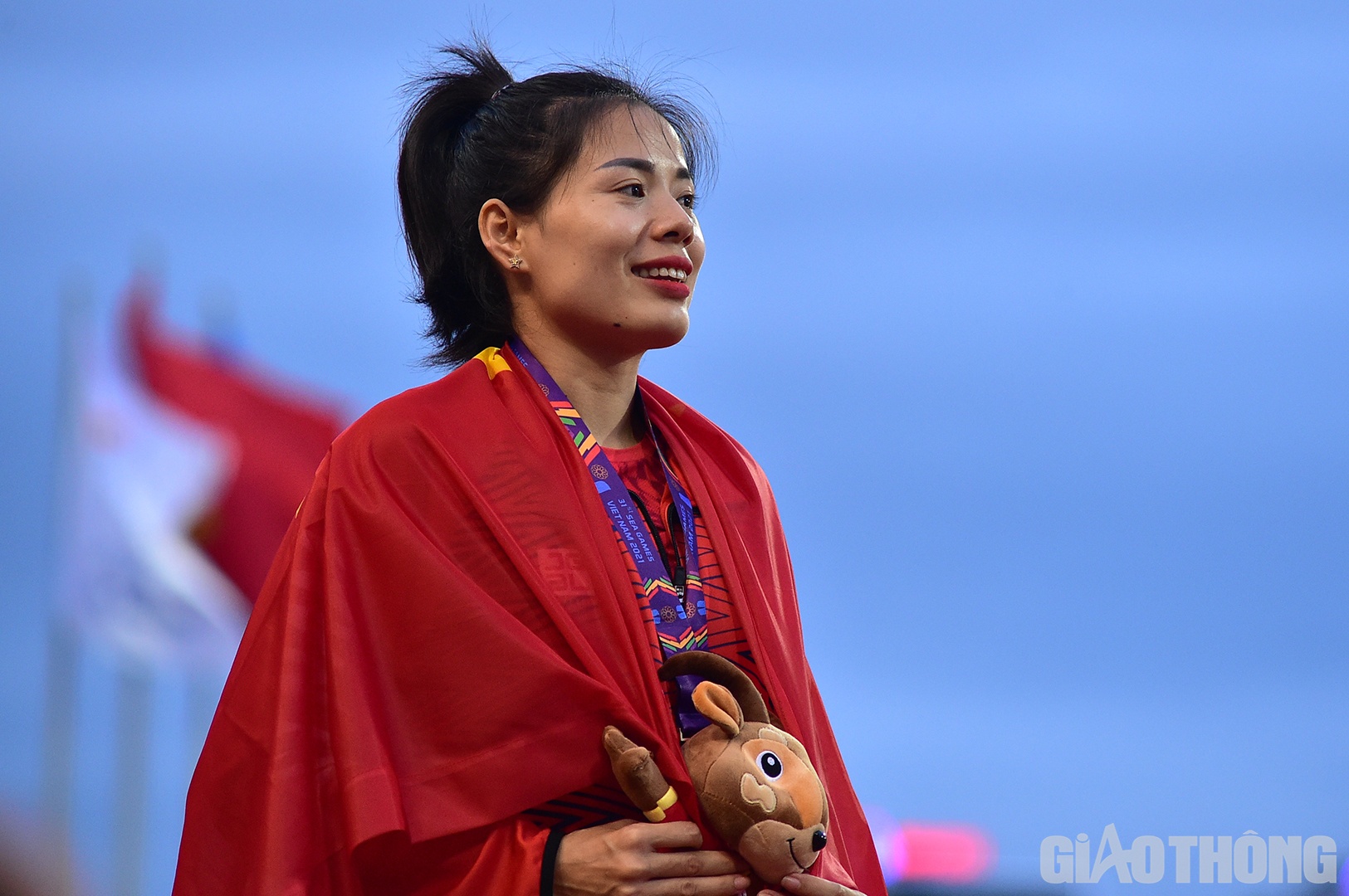 Nguyễn Thị Huyền chia sẻ sau khi c&aacute;n đ&iacute;ch đầu ti&ecirc;n: "T&ocirc;i thực sự kh&ocirc;ng biết phải n&oacute;i thế n&agrave;o khi m&igrave;nh l&agrave; người Việt Nam, được thi đấu tr&ecirc;n s&acirc;n nh&agrave; n&ecirc;n rất tự h&agrave;o. Ngay khi v&agrave;o s&acirc;n thi đấu, trong đầu t&ocirc;i lu&ocirc;n vang l&ecirc;n 2 tiếng Việt Nam v&agrave; tự nhắc bản th&acirc;n m&igrave;nh cố gắng đạt kết quả tốt nhất".