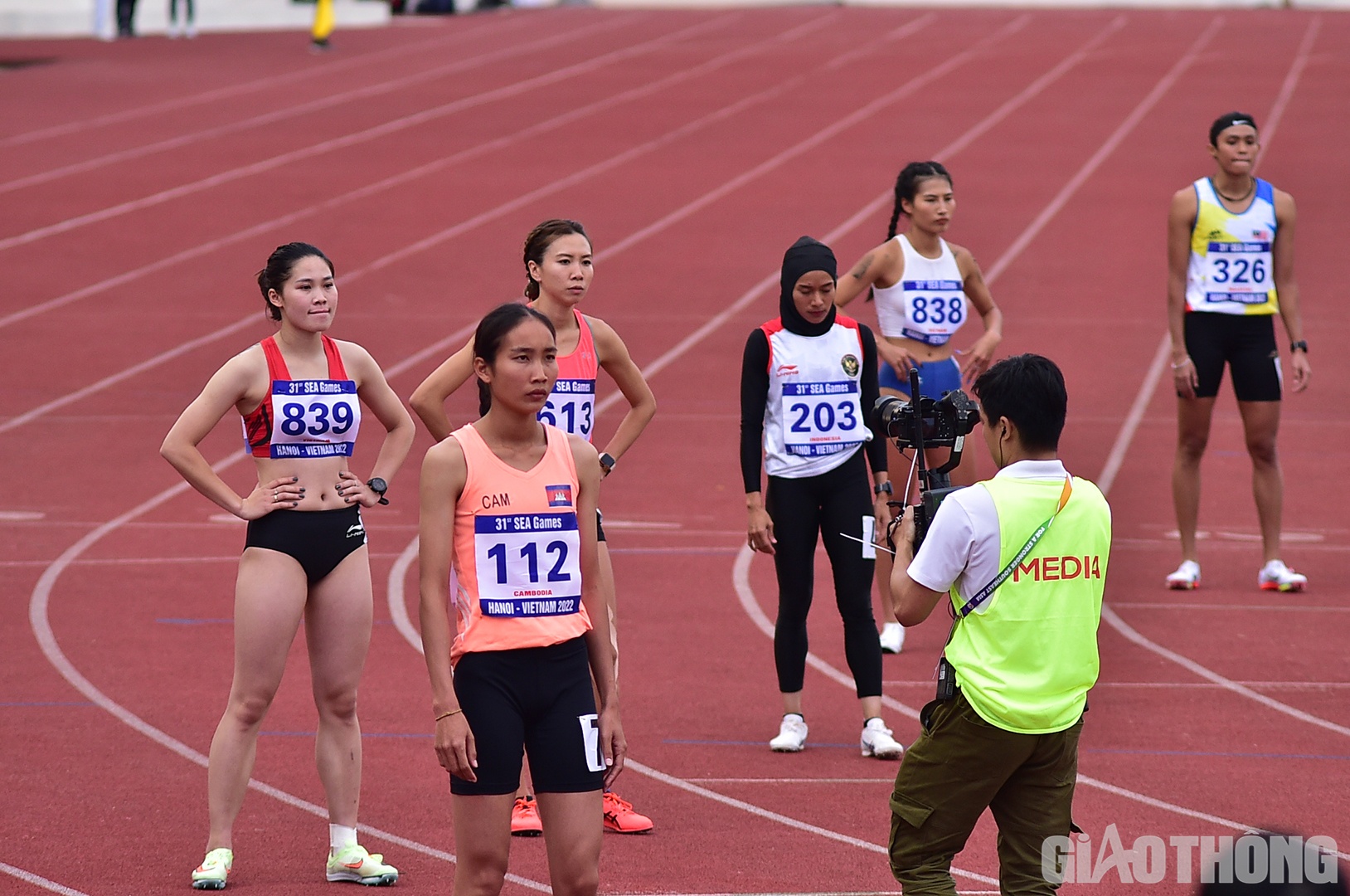 Cũng trong chiều 16/5, Đinh Thị B&iacute;ch v&agrave; Khuất Phương Anh thi chung kết 800 m. Đường đua ở nội dung n&agrave;y c&oacute; 6 VĐV. Đinh Thị B&iacute;ch (số 839) l&agrave; niềm hy vọng v&agrave;ng của điền kinh Việt Nam khi c&ocirc; đang l&agrave; đương kim v&ocirc; địch ở cự ly n&agrave;y tại SEA Games 30.