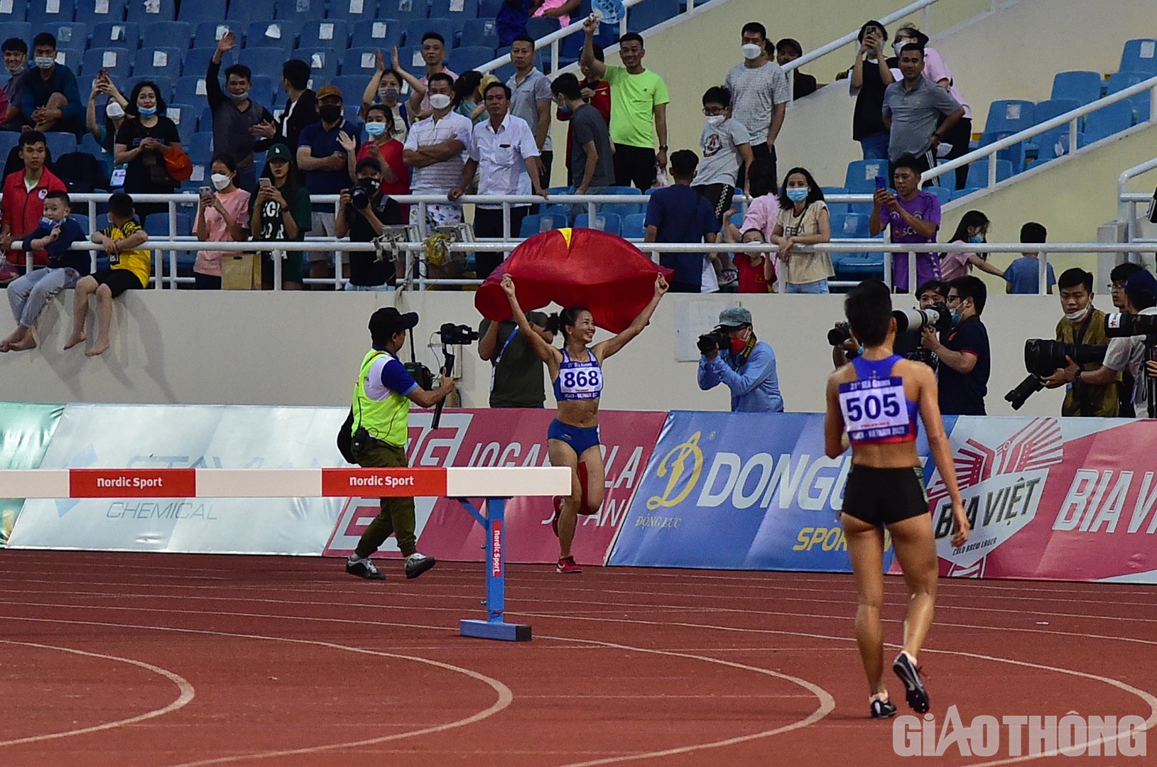 Kh&ocirc;ng những vậy, Oanh c&ograve;n ph&aacute; lu&ocirc;n kỷ lục SEA Games với th&agrave;nh t&iacute;ch 9 ph&uacute;t 52 gi&acirc;y 46, kỷ lục trước đ&oacute; l&agrave; 10 ph&uacute;t 00 gi&acirc;y 02 cũng do ch&iacute;nh c&ocirc; thiết lập v&agrave;o năm 2019.