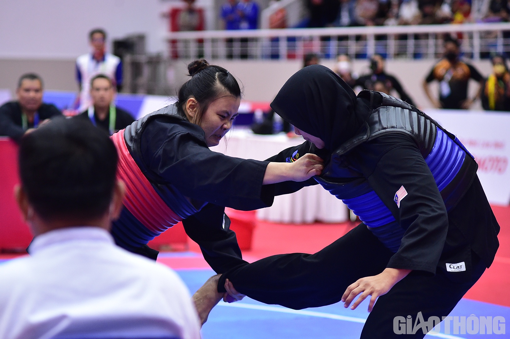 Trong suốt 3 hiệp đấu, Thu Nghĩa thể hiện được bản lĩnh v&agrave; độ "l&igrave;" trước những đợt tấn c&ocirc;ng của đối thủ.