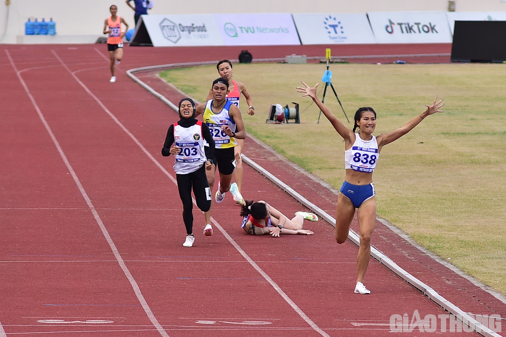 Sự cố xảy ra trong 50 m cuối, khi Đinh Thị B&iacute;ch bị ng&atilde; trong l&uacute;c đang c&oacute; cơ hội tranh chấp top 3. Trong khi đ&oacute;, đồng đội Phương Anh nhanh ch&oacute;ng t&aacute;ch tốp v&agrave; về nhất cuộc đua.