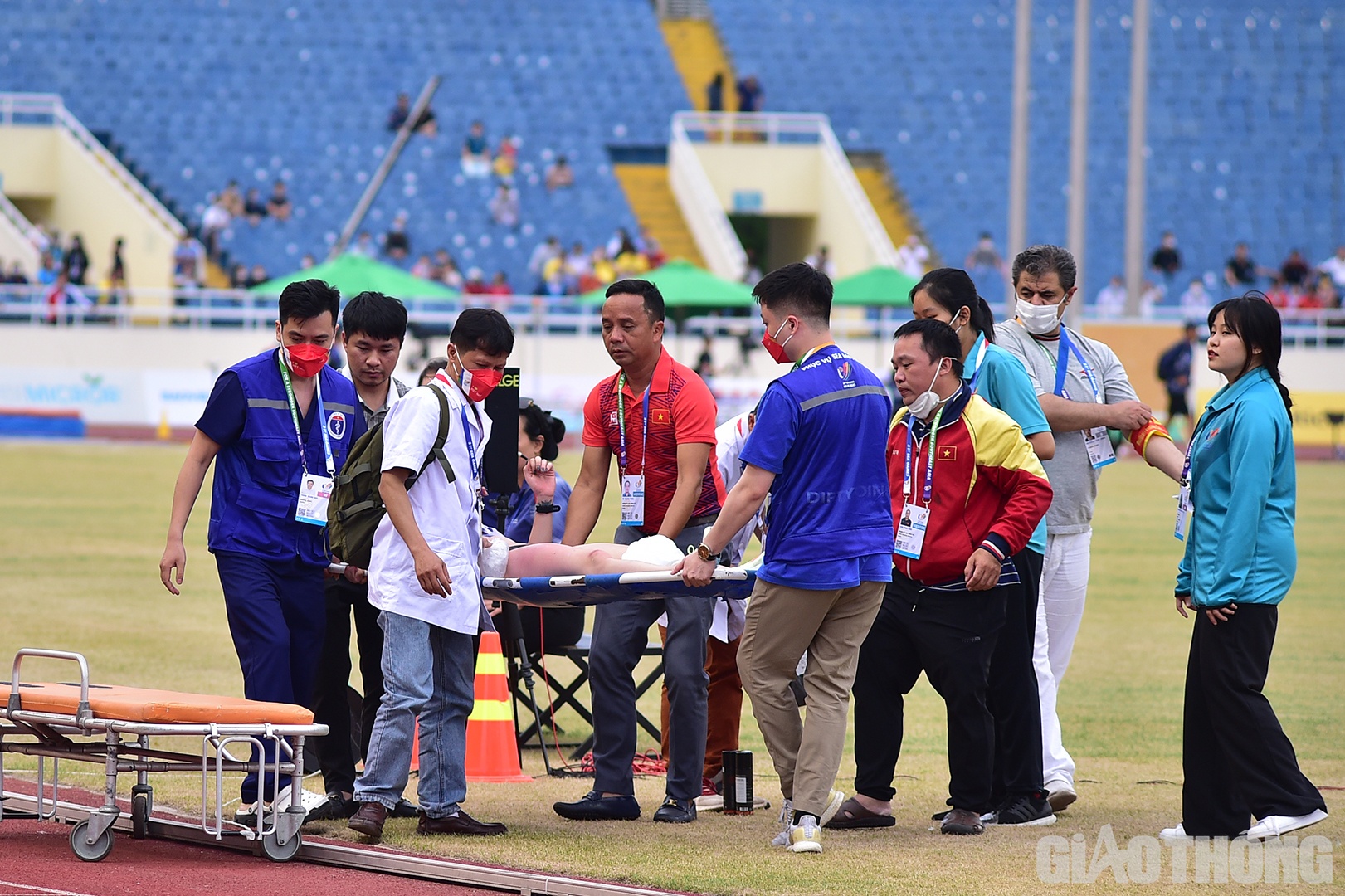 Chấn thương của B&iacute;ch được dự đo&aacute;n l&agrave; nghi&ecirc;m trọng, khi c&ocirc; kh&ocirc;ng thể tự đứng dậy v&agrave; phải nhờ sự trợ gi&uacute;p của đội ngũ nh&acirc;n vi&ecirc;n c&ugrave;ng c&aacute;c y b&aacute;c sĩ.