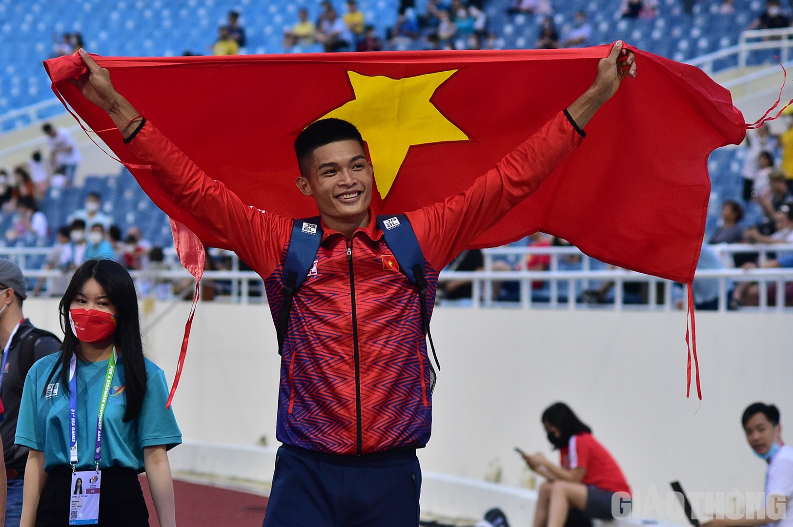 Niềm vui của tuyển điền kinh Việt Nam được tiếp tục khi Nguyễn Tiến Trọng đ&aacute;nh bại c&aacute;c đối thủ kh&aacute;c, đem về tấm HCV đầu ti&ecirc;n cho nhảy xa với th&agrave;nh t&iacute;ch 7,80m. "Đ&acirc;y l&agrave; th&agrave;nh quả xứng đ&aacute;ng với t&ocirc;i sau 1 năm chưa được về nh&agrave; v&agrave; phải ở lại Trung t&acirc;m để tập luyện chuẩn bị cho giải đấu quan trọng n&agrave;y. D&ugrave; h&ocirc;m nay t&ocirc;i chưa thực sự c&oacute; được th&agrave;nh t&iacute;ch tốt nhất nhưng tấm HCV tr&ecirc;n s&acirc;n nh&agrave; c&oacute; rất nhiều &yacute; nghĩa".